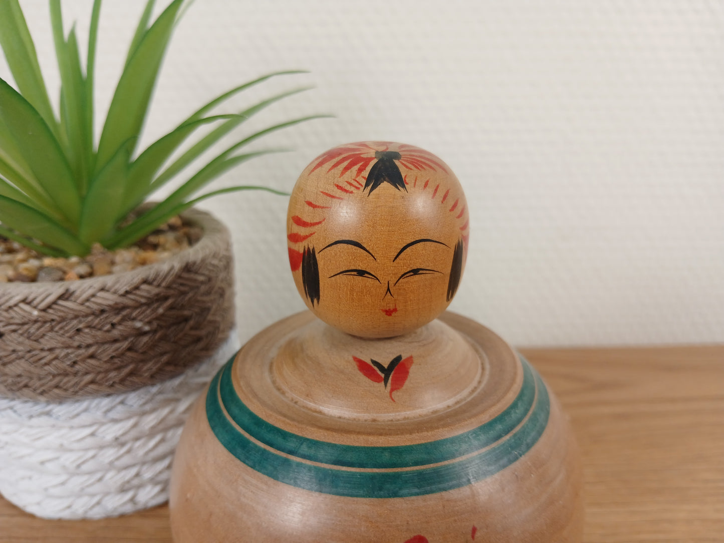 Vintage Ejiko kokeshi from the Togatta strain by Sato Masahiro