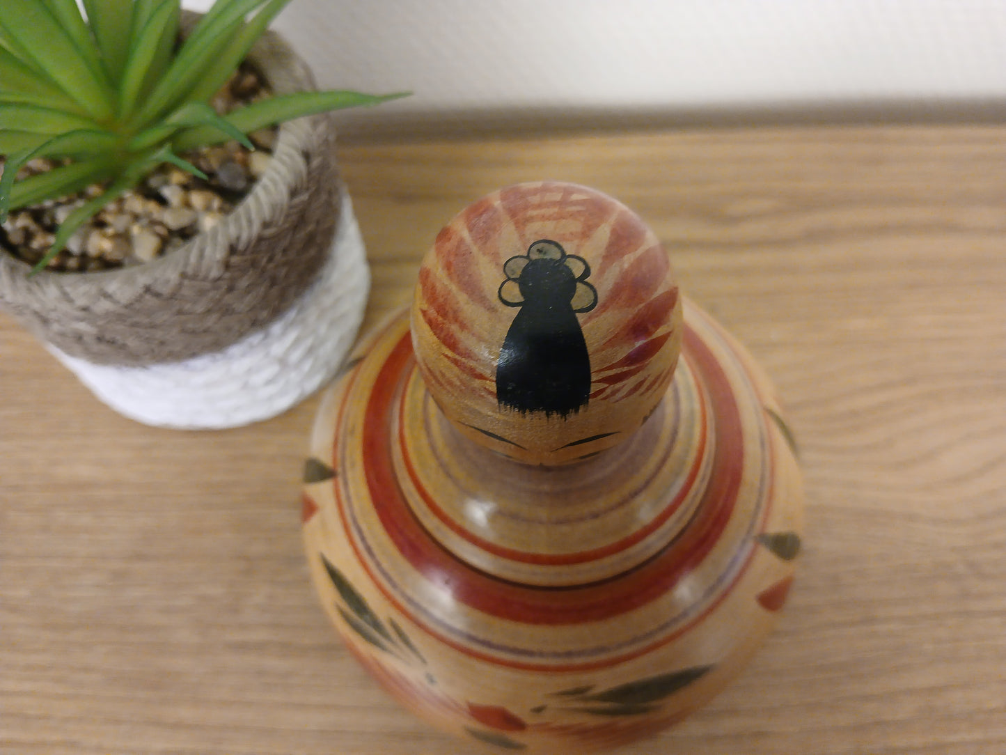Vintage Ejiko kokeshi by Yasuhiro from the Tougatta strain - With container