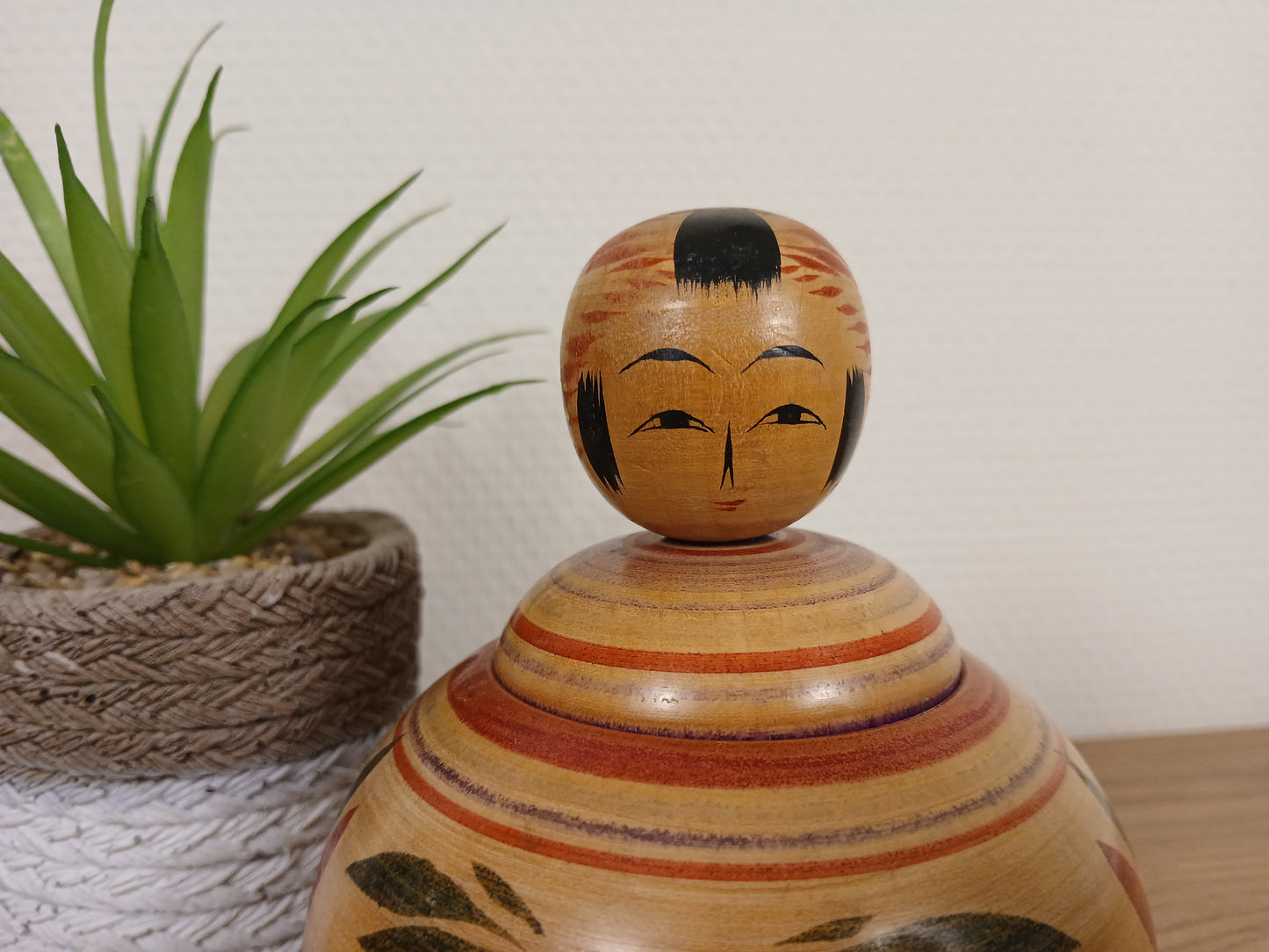 Vintage Ejiko kokeshi by Yasuhiro from the Tougatta strain - With container