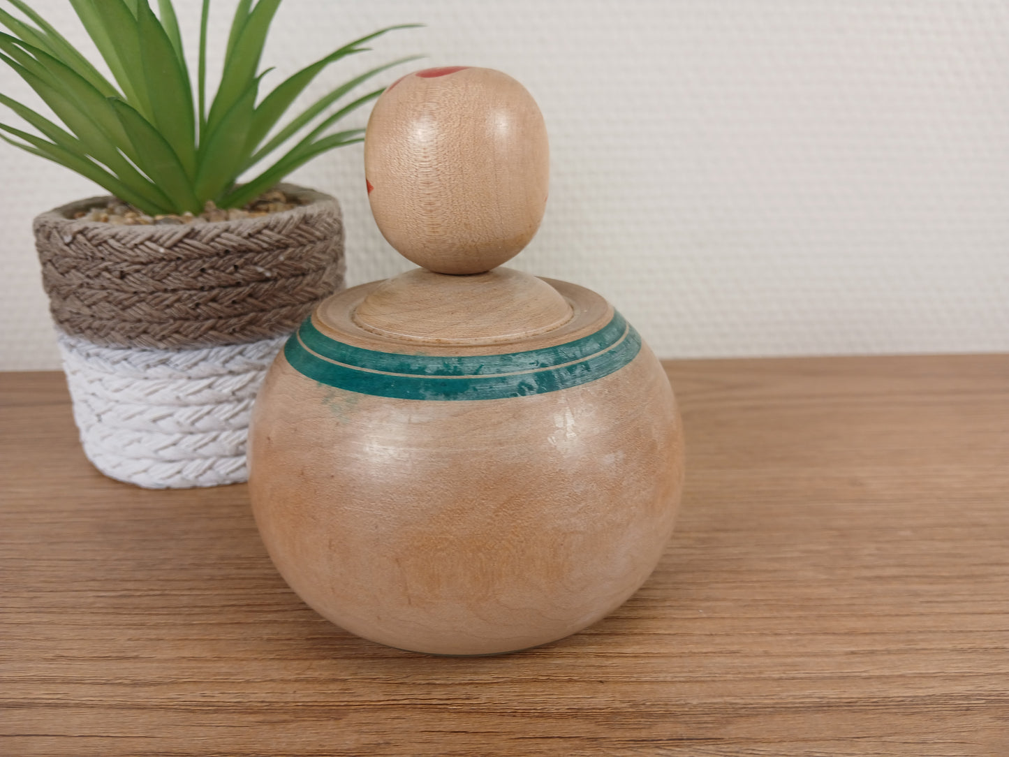Vintage Ejiko kokeshi from the Togatta strain by Sato Masahiro