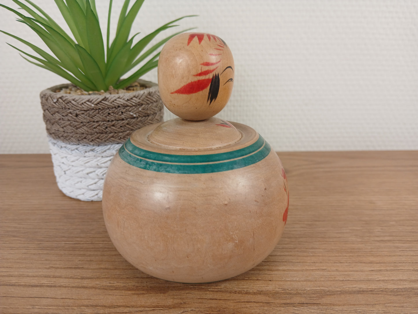 Vintage Ejiko kokeshi from the Togatta strain by Sato Masahiro