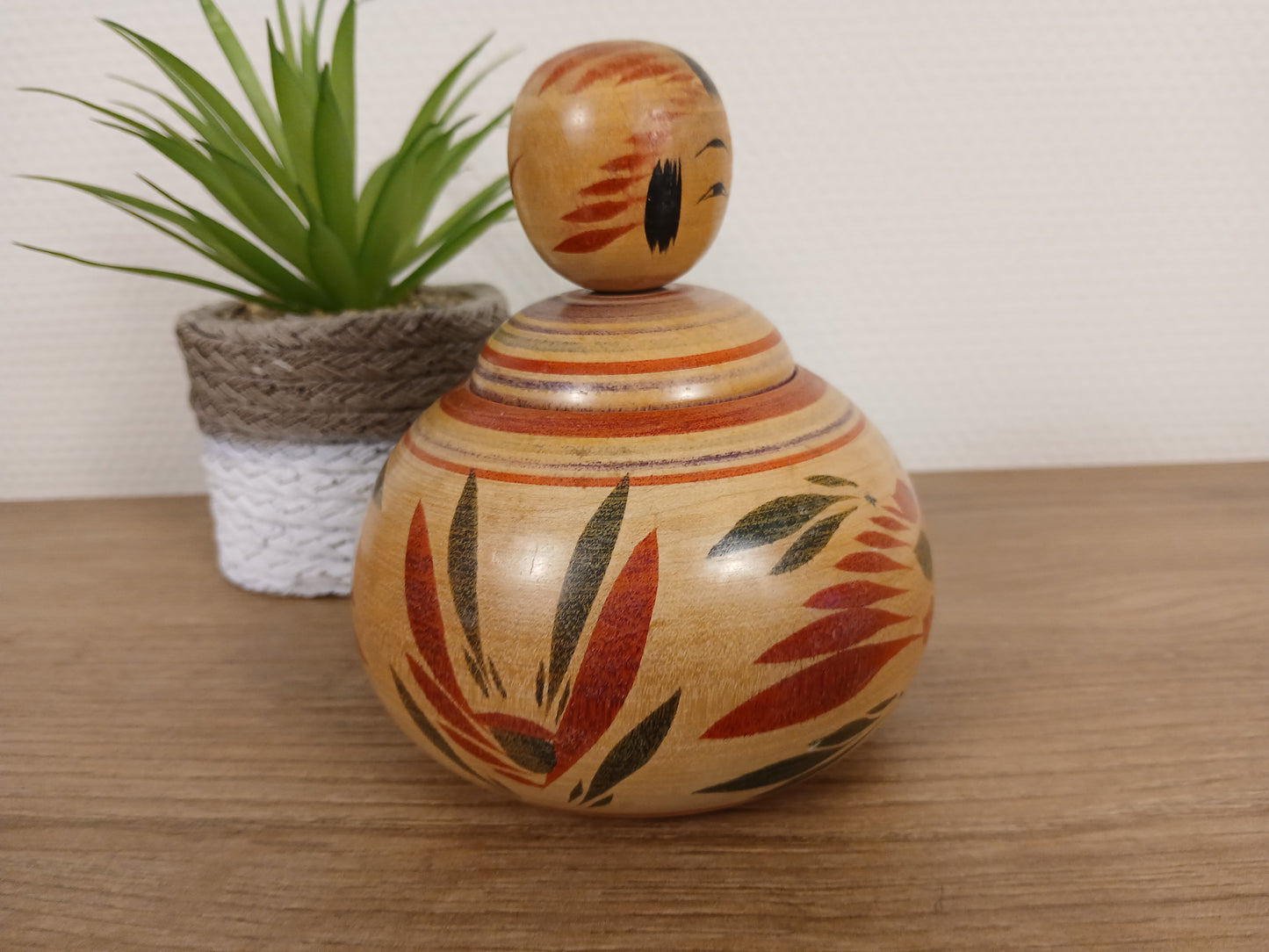 Vintage Ejiko kokeshi by Yasuhiro from the Tougatta strain - With container