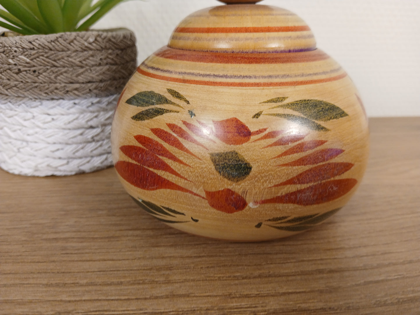 Vintage Ejiko kokeshi by Yasuhiro from the Tougatta strain - With container