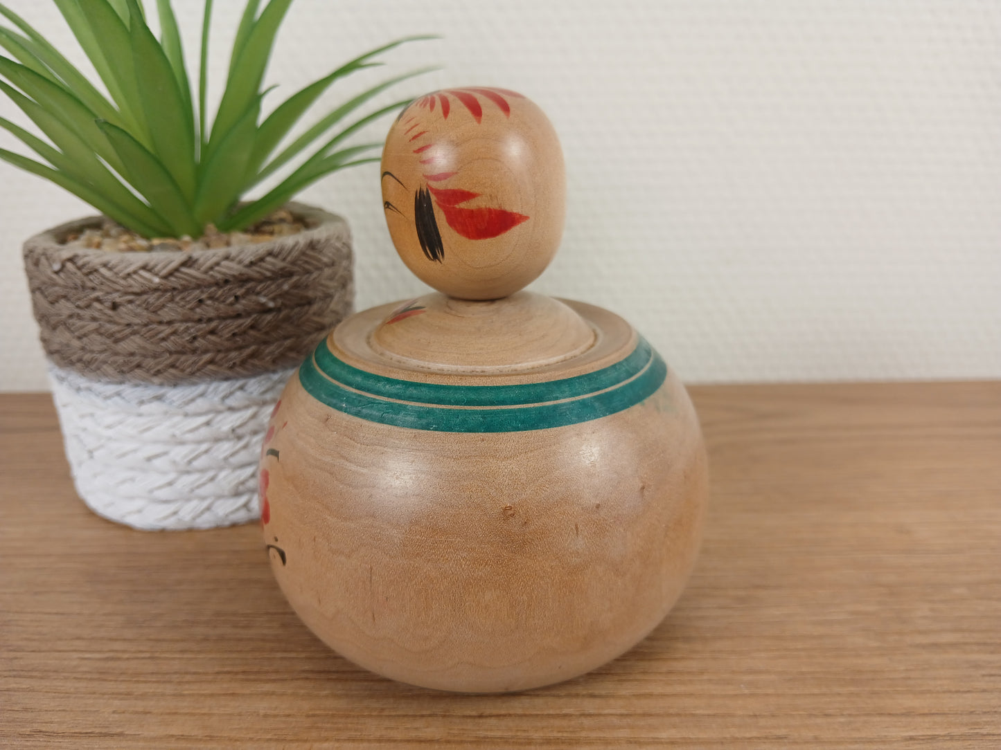 Vintage Ejiko kokeshi from the Togatta strain by Sato Masahiro