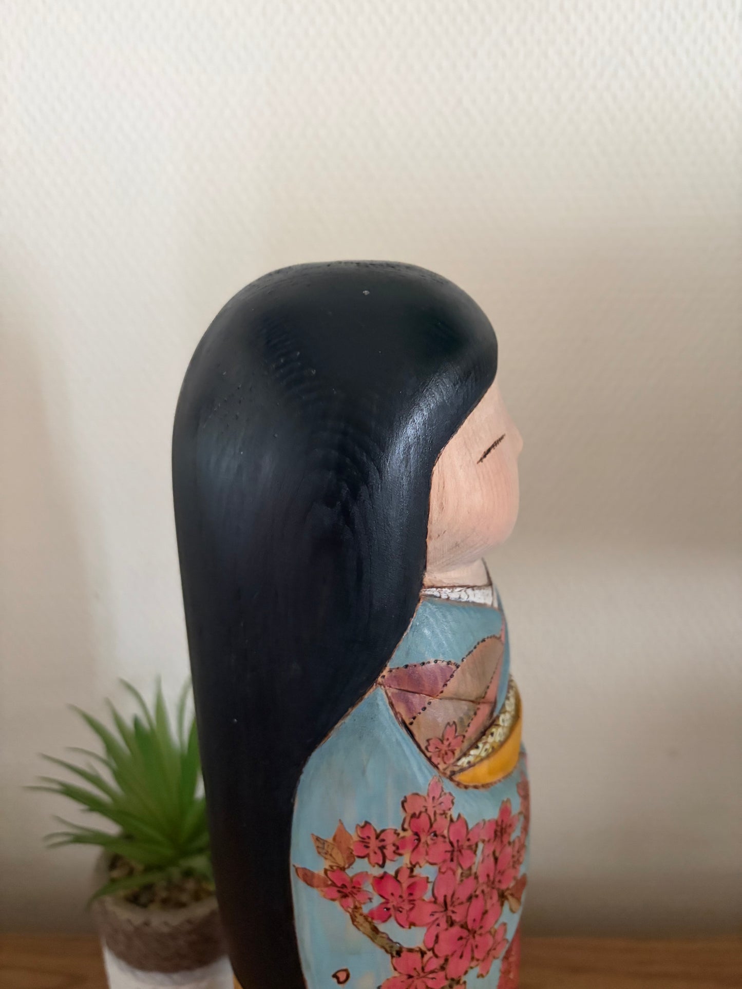 Exclusive award winning kokeshi by Yuko Yamazaki - the award and painting are included!