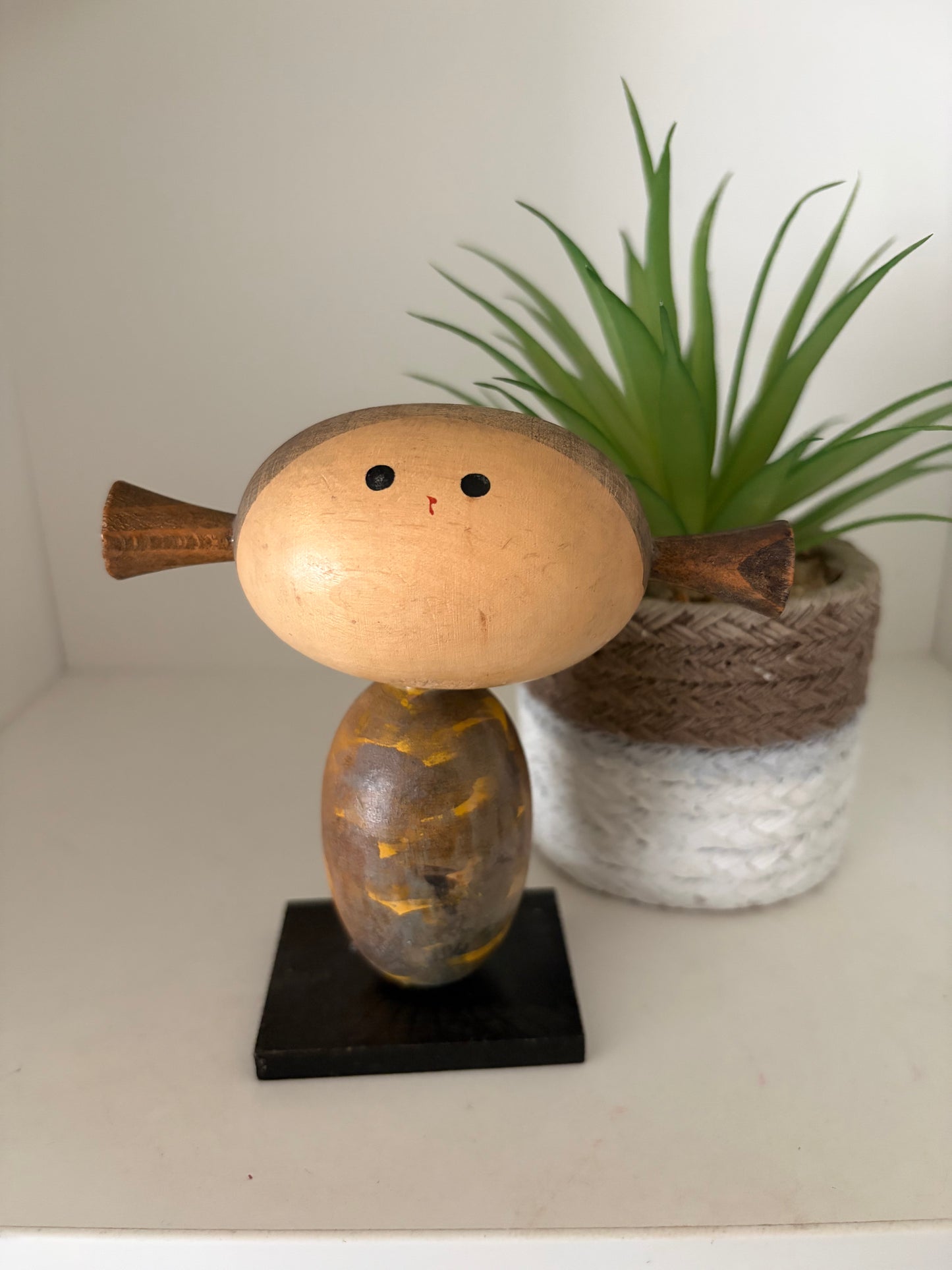 Rare vintage Sosaku kokeshi by Shido Shozan (1932-1995) with two lovely tails