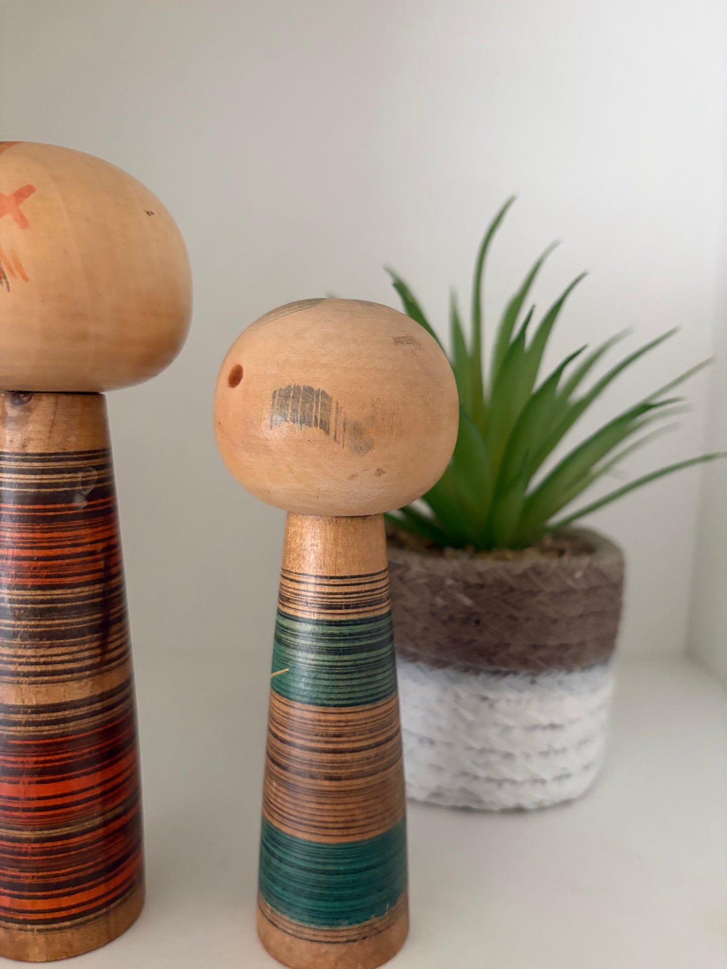 Vintage pair Sosaku kokeshi by Sanpei Yamanaka (1926-2012) - Mother and child