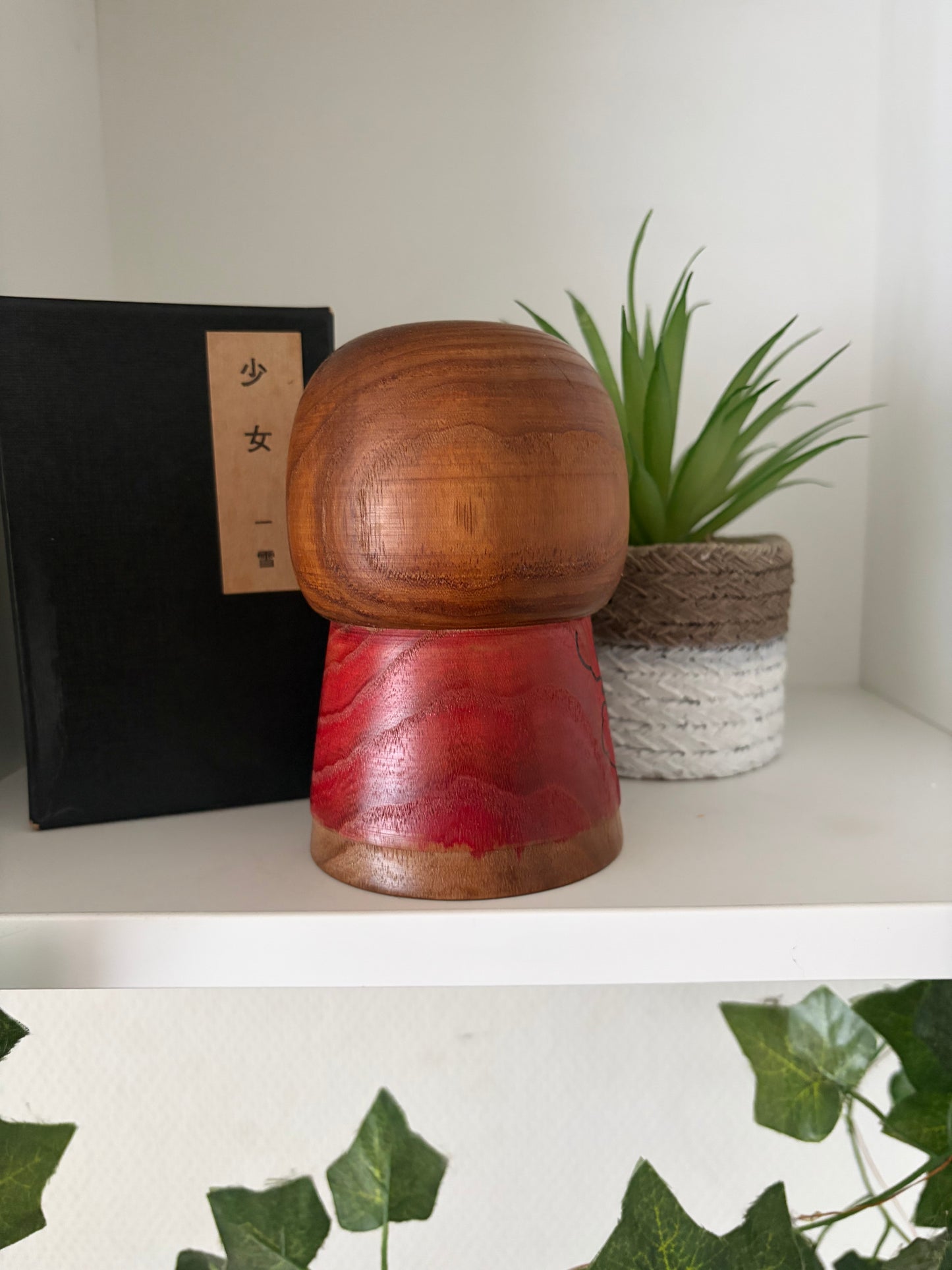 Exclusive vintage Sosaku kokeshi by Issetsu Kuribayashi (1924-2011)