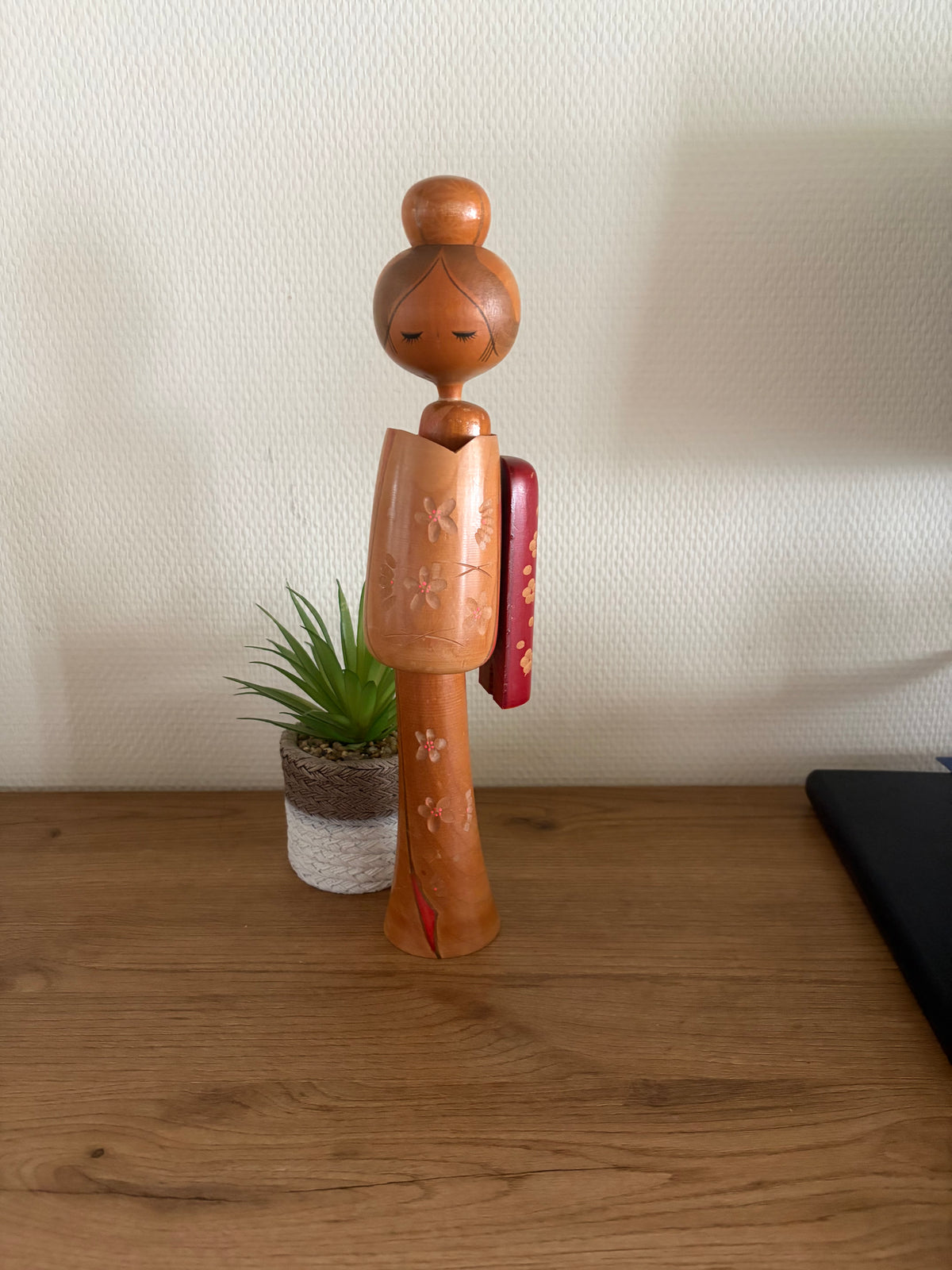 Elegant vintage Sosaku kokeshi by Hajime Miyashita (1940-)