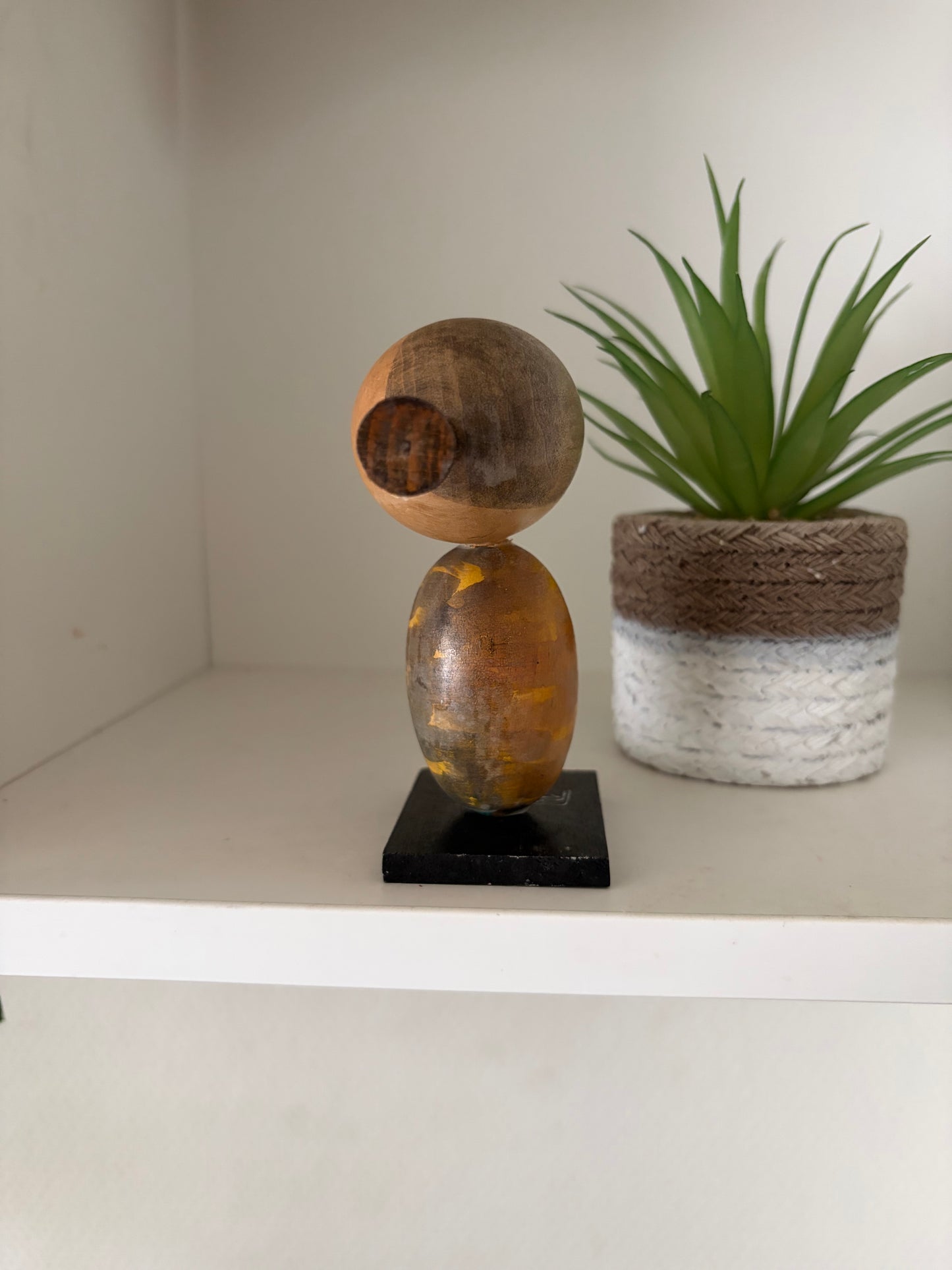 Rare vintage Sosaku kokeshi by Shido Shozan (1932-1995) with two lovely tails