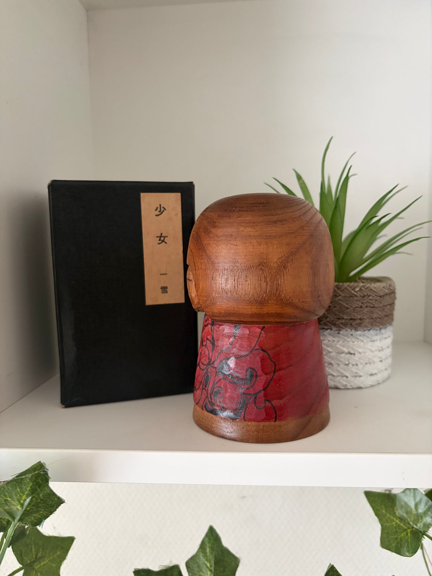Exclusive vintage Sosaku kokeshi by Issetsu Kuribayashi (1924-2011)