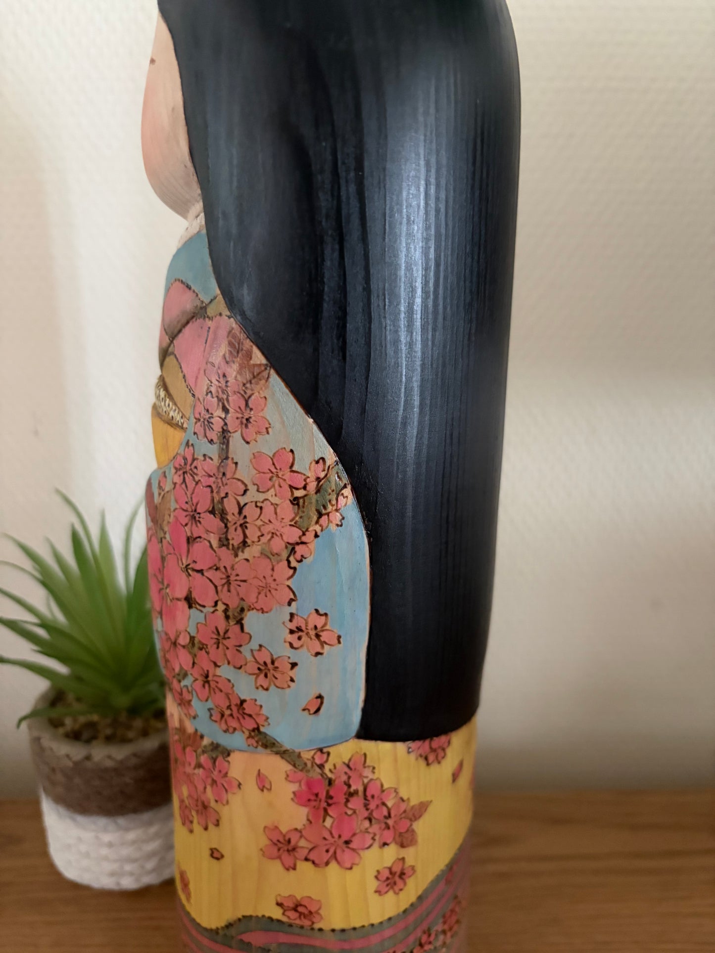 Exclusive award winning kokeshi by Yuko Yamazaki - the award and painting are included!
