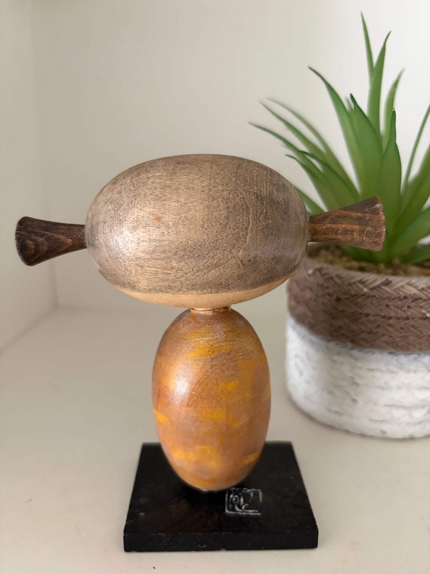 Rare vintage Sosaku kokeshi by Shido Shozan (1932-1995) with two lovely tails