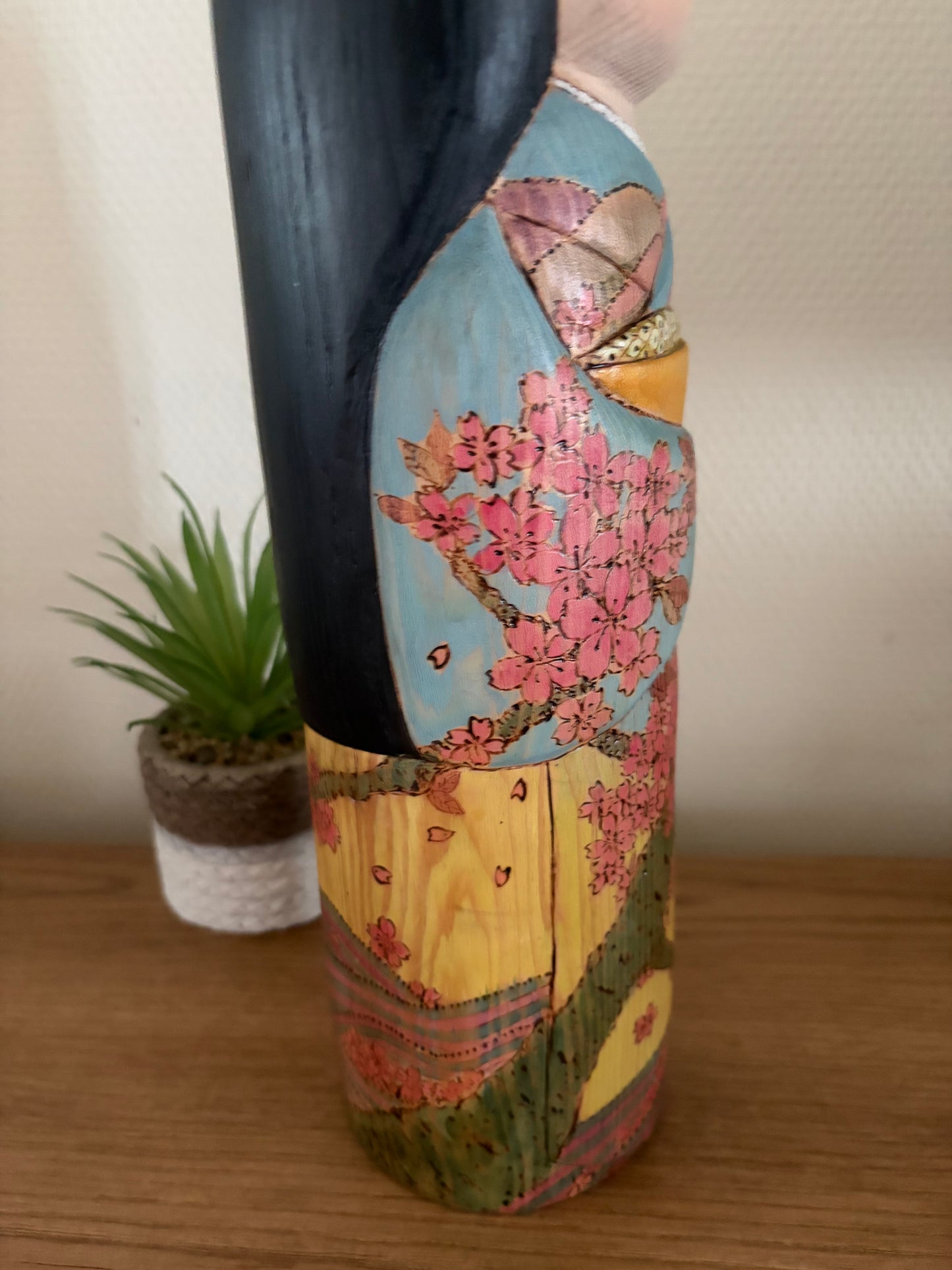 Exclusive award winning kokeshi by Yuko Yamazaki - the award and painting are included!