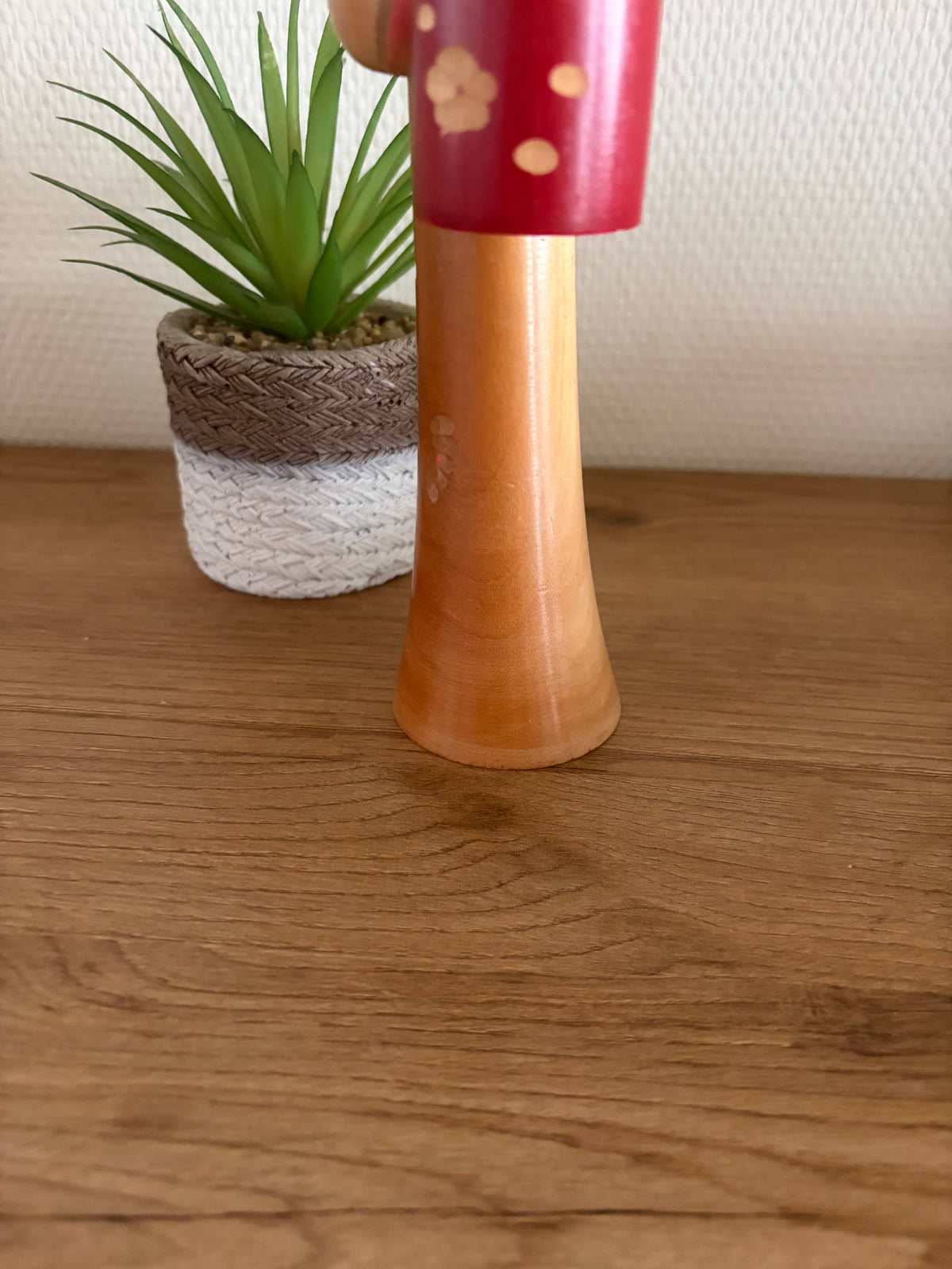 Elegant vintage Sosaku kokeshi by Hajime Miyashita (1940-)