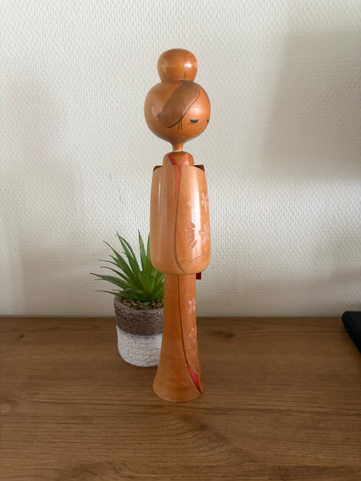 Elegant vintage Sosaku kokeshi by Hajime Miyashita (1940-)