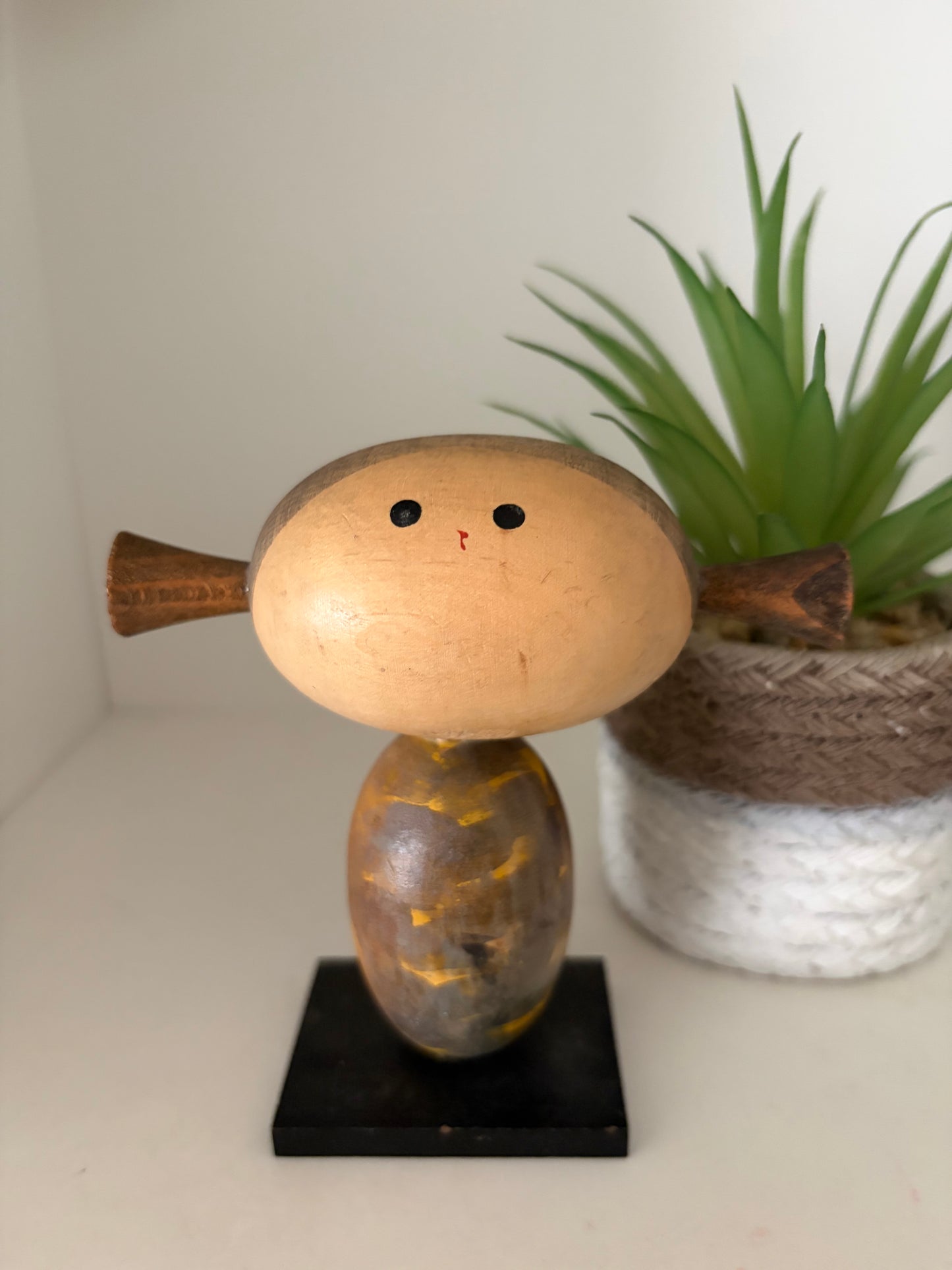 Rare vintage Sosaku kokeshi by Shido Shozan (1932-1995) with two lovely tails