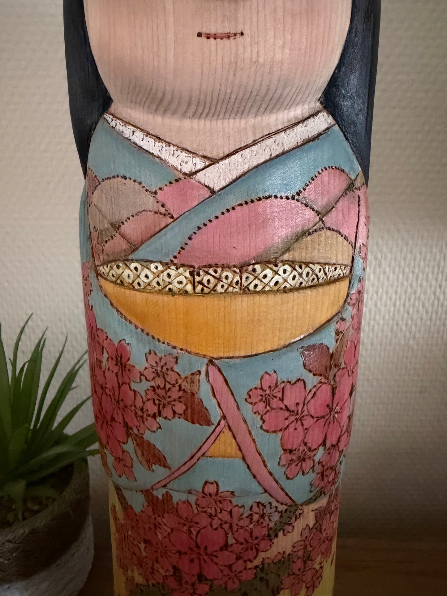 Exclusive award winning kokeshi by Yuko Yamazaki - the award and painting are included!