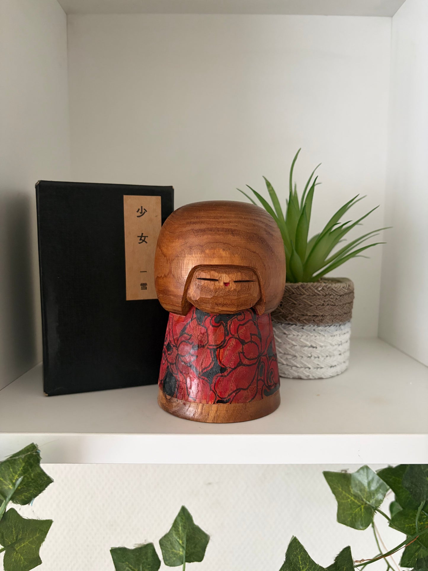 Exclusive vintage Sosaku kokeshi by Issetsu Kuribayashi (1924-2011)