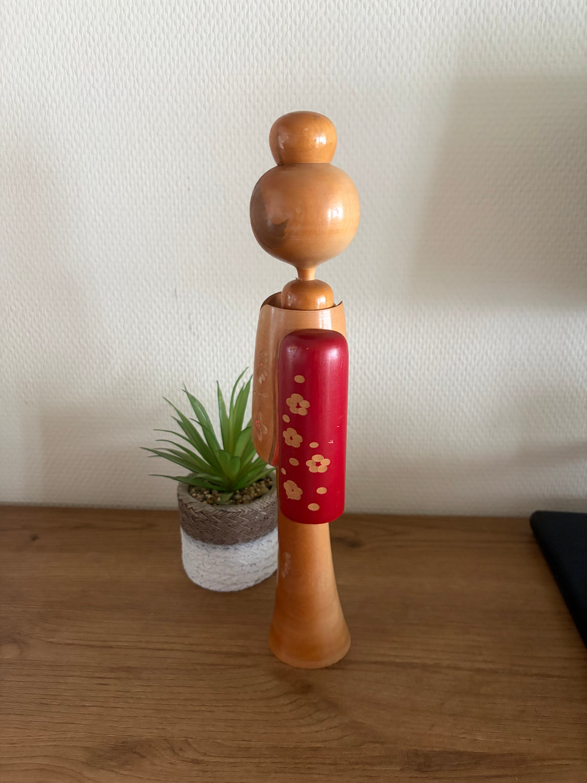 Elegant vintage Sosaku kokeshi by Hajime Miyashita (1940-)