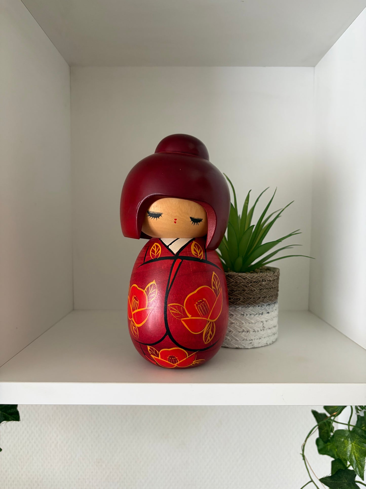 Beautiful vintage Gumma kokeshi by Hajime Miyashita (1940-)