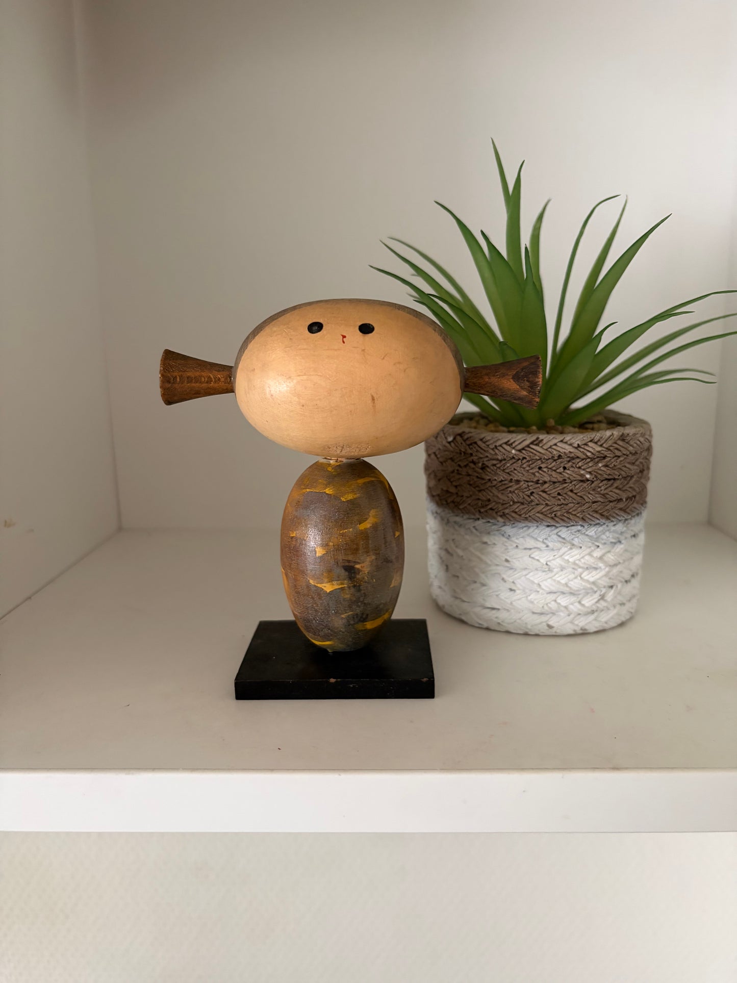 Rare vintage Sosaku kokeshi by Shido Shozan (1932-1995) with two lovely tails