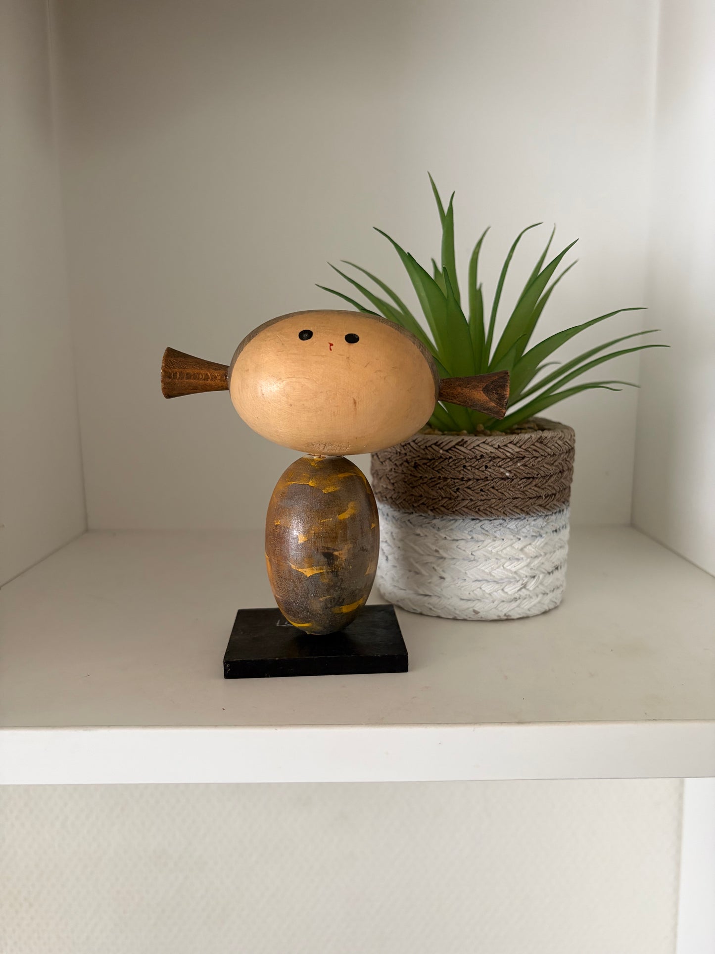 Rare vintage Sosaku kokeshi by Shido Shozan (1932-1995) with two lovely tails