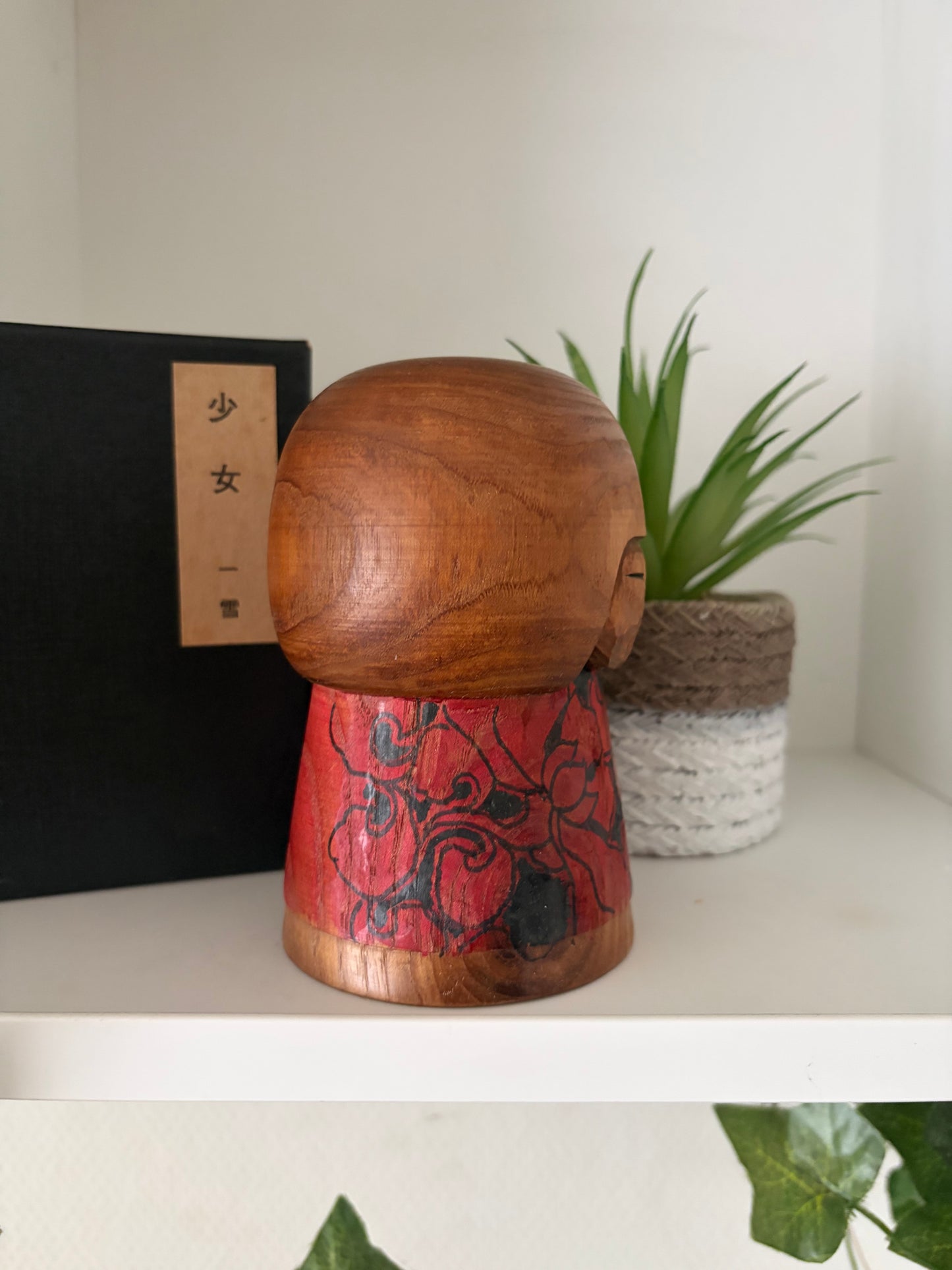 Exclusive vintage Sosaku kokeshi by Issetsu Kuribayashi (1924-2011)