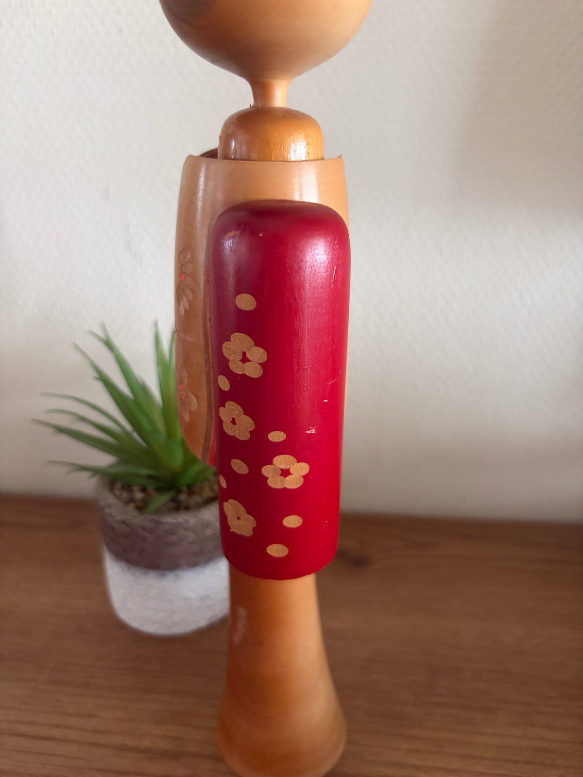 Elegant vintage Sosaku kokeshi by Hajime Miyashita (1940-)