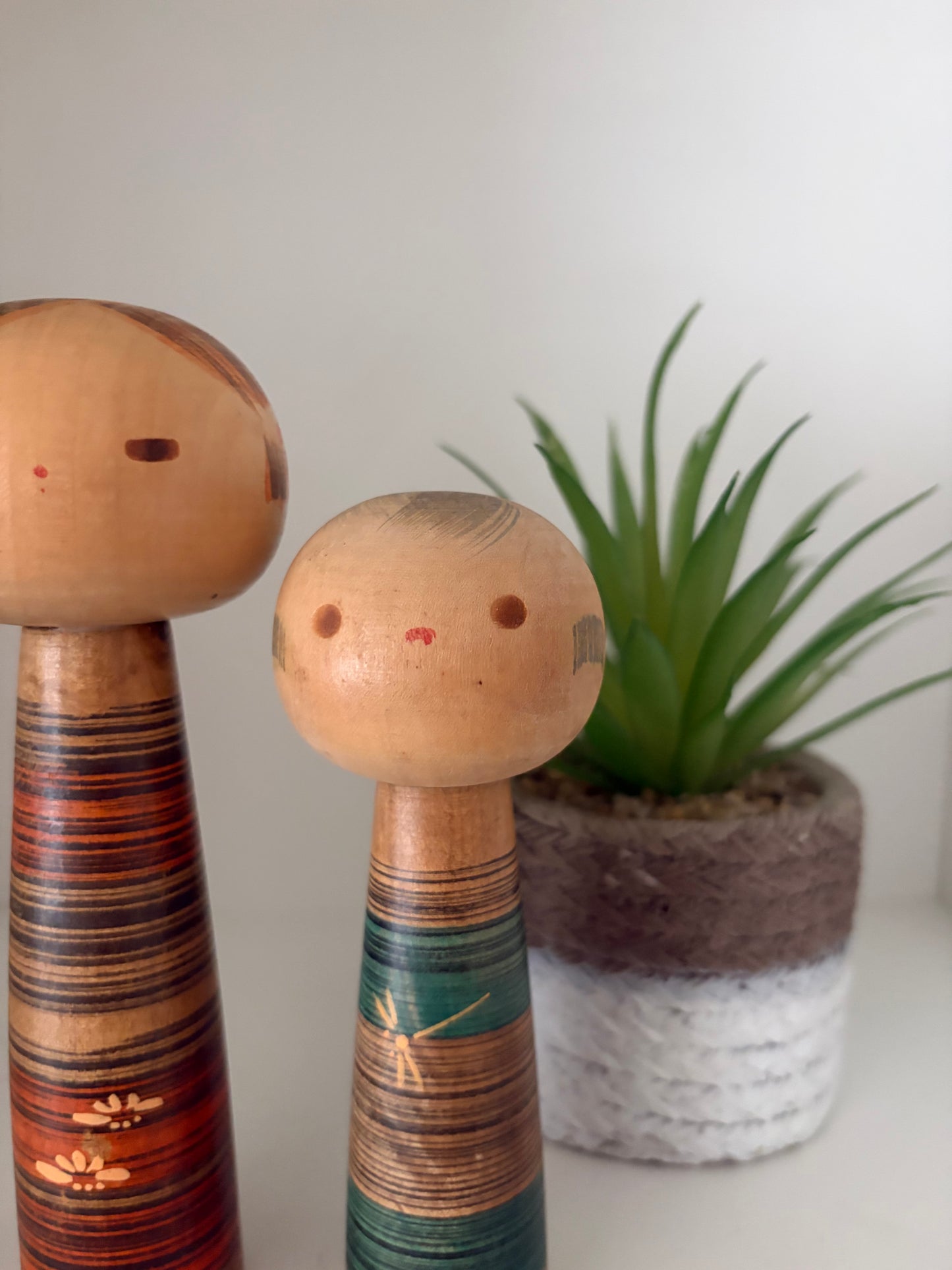 Vintage pair Sosaku kokeshi by Sanpei Yamanaka (1926-2012) - Mother and child