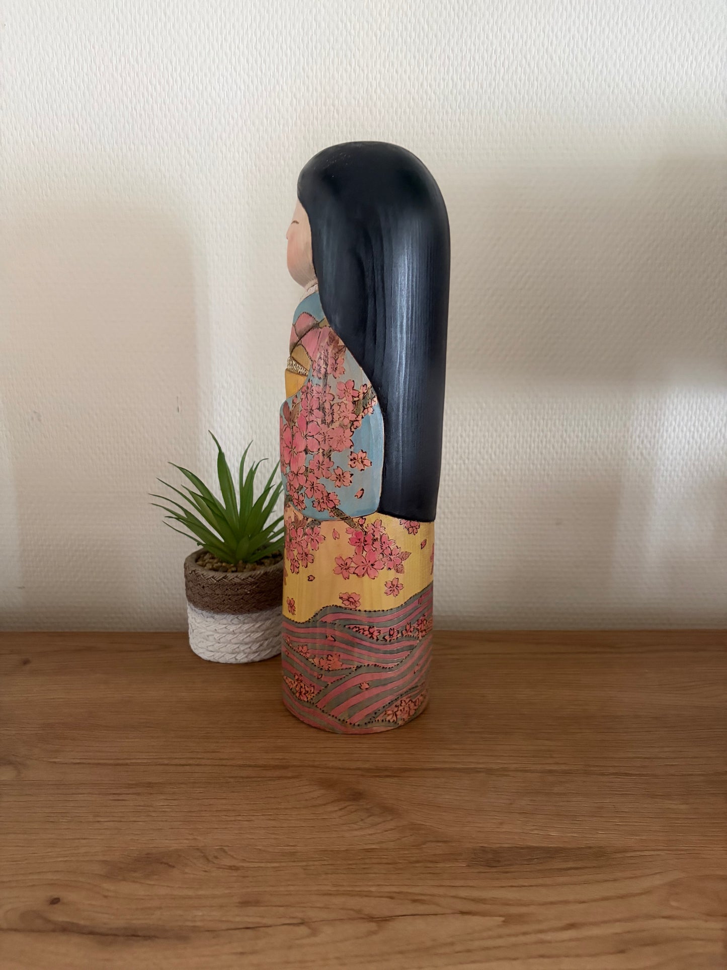 Exclusive award winning kokeshi by Yuko Yamazaki - the award and painting are included!