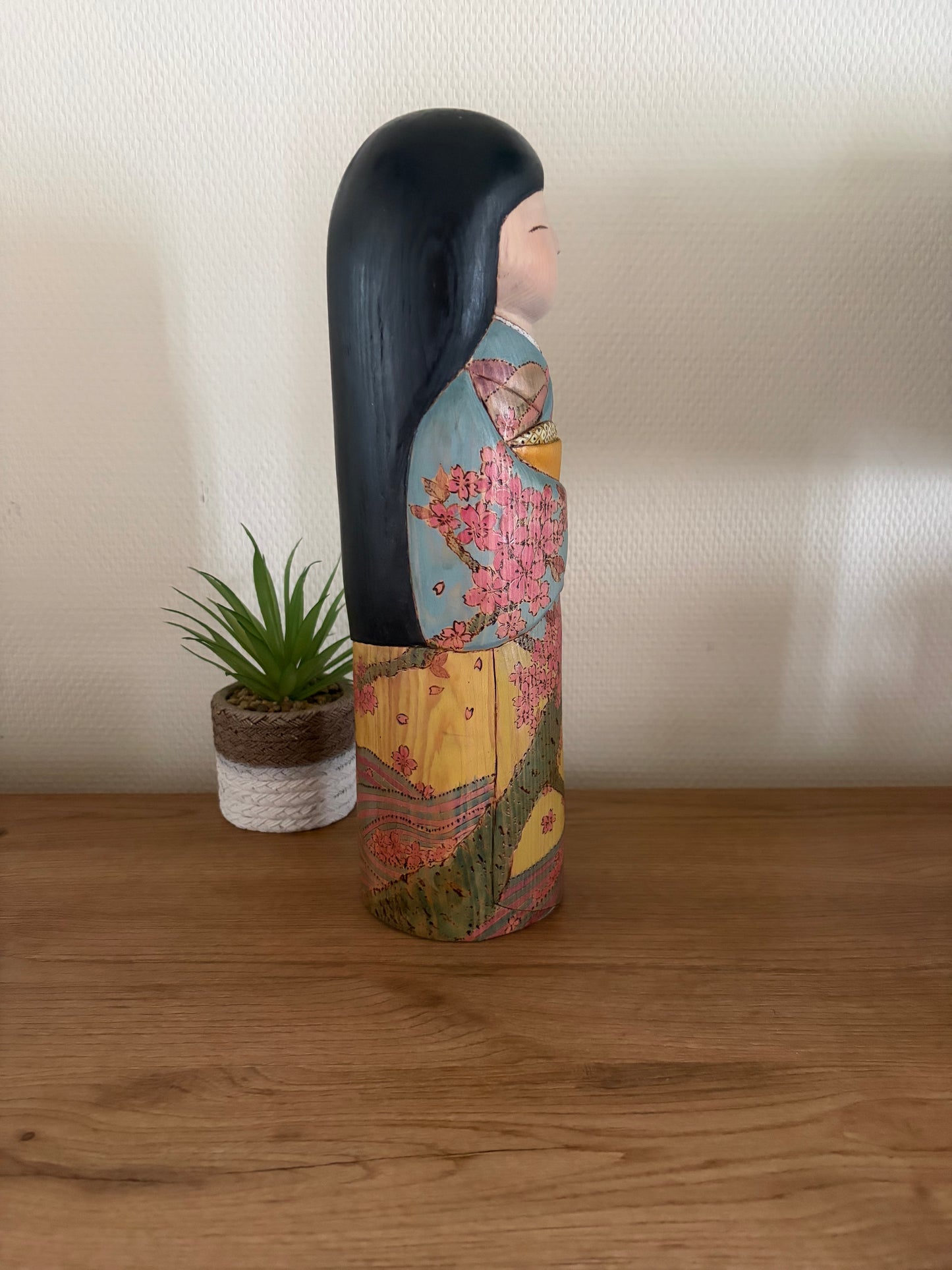 Exclusive award winning kokeshi by Yuko Yamazaki - the award and painting are included!