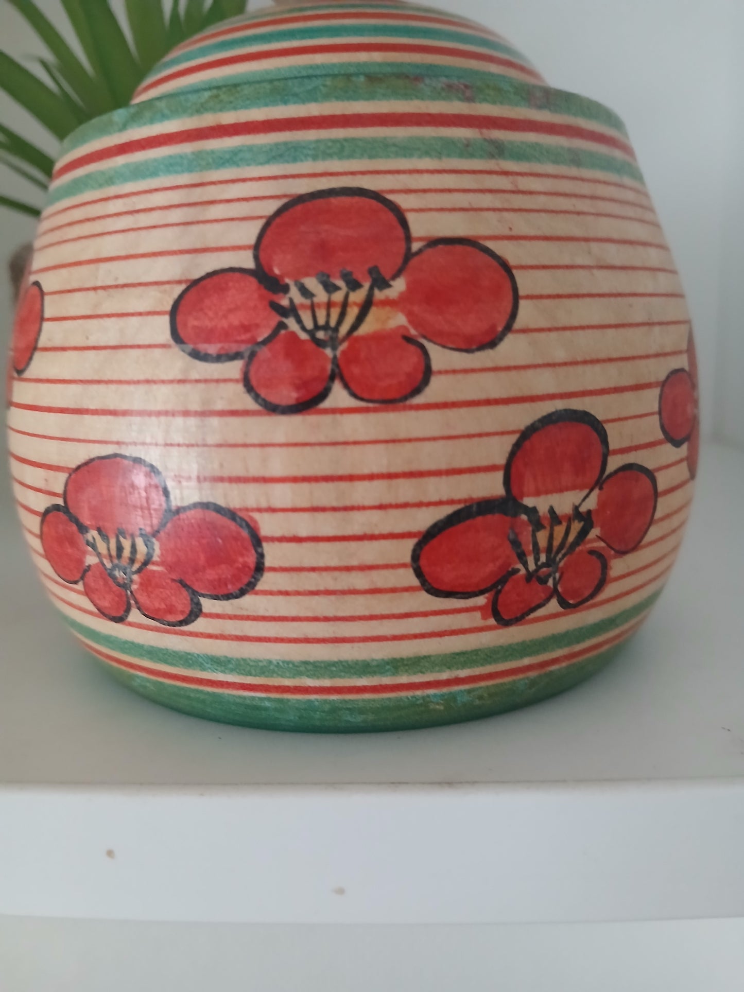 Beautiful vintage Ejiko kokeshi with container