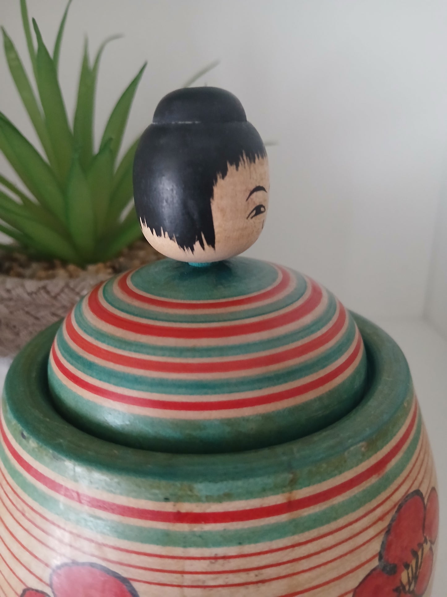 Beautiful vintage Ejiko kokeshi with container