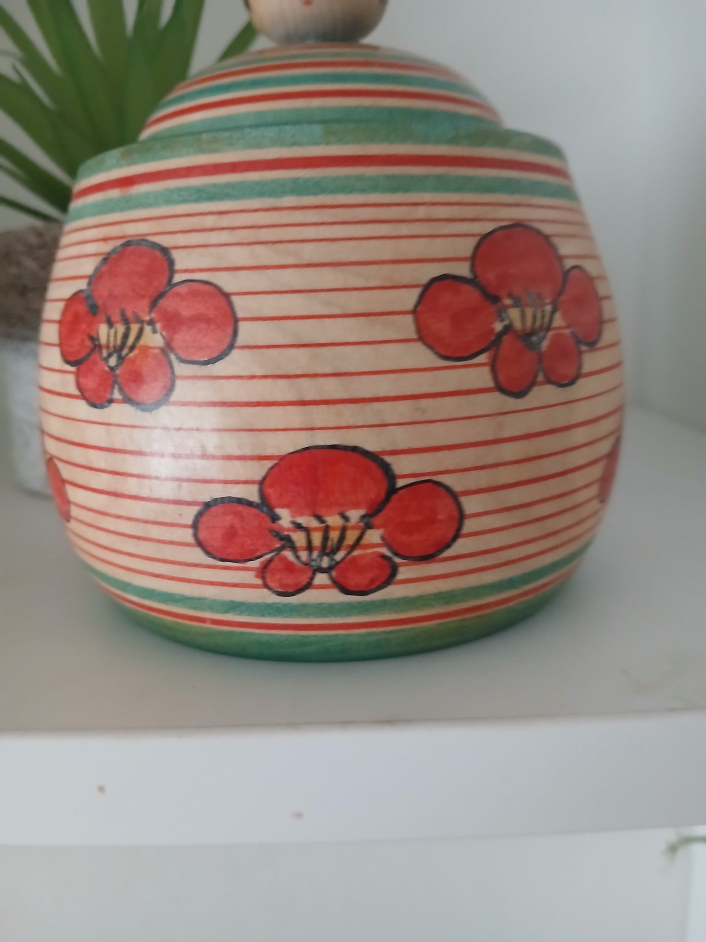 Beautiful vintage Ejiko kokeshi with container