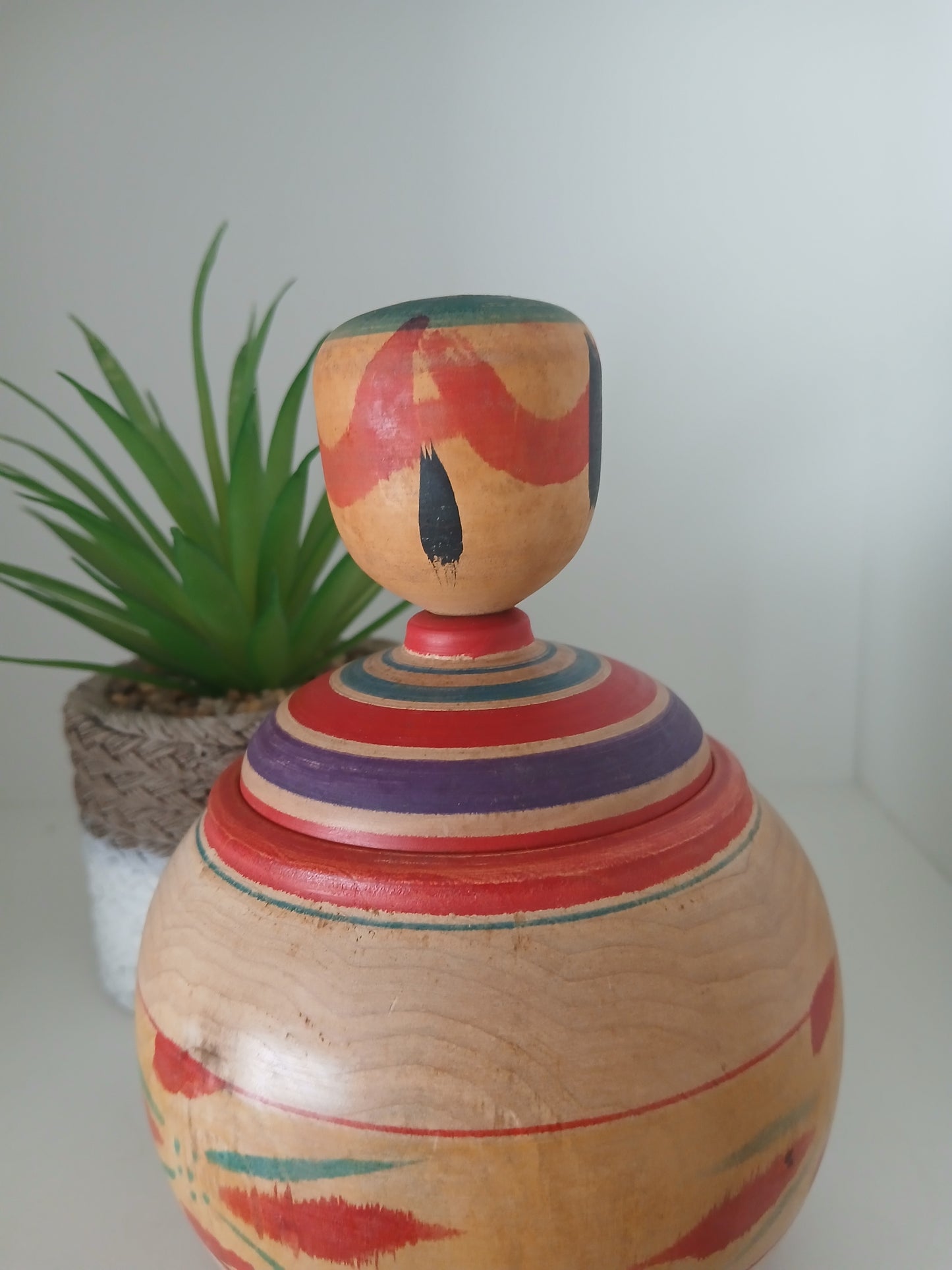 Vintage Ejiko kokeshi from the Nakanosawa strain by Fukuchi Yoshio - With container