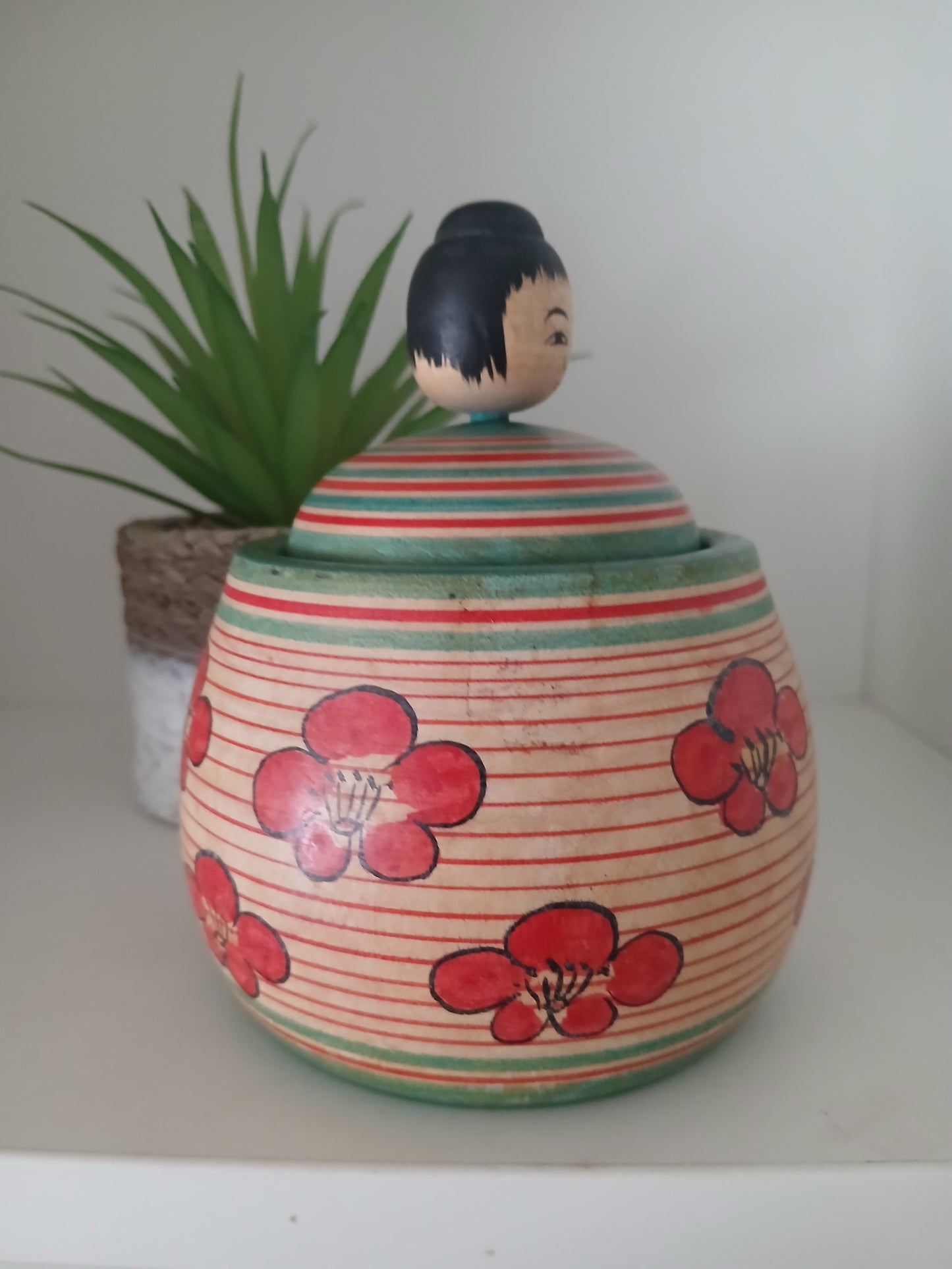 Beautiful vintage Ejiko kokeshi with container