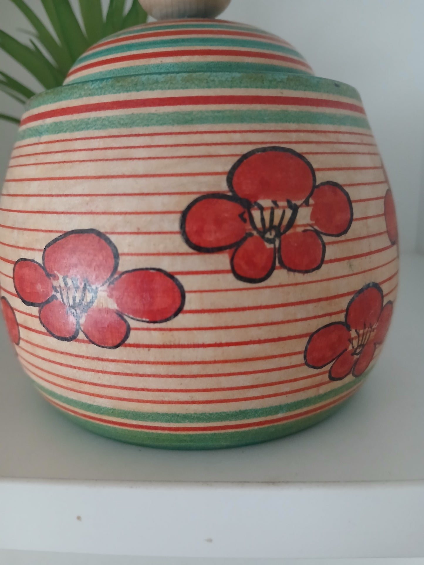 Beautiful vintage Ejiko kokeshi with container
