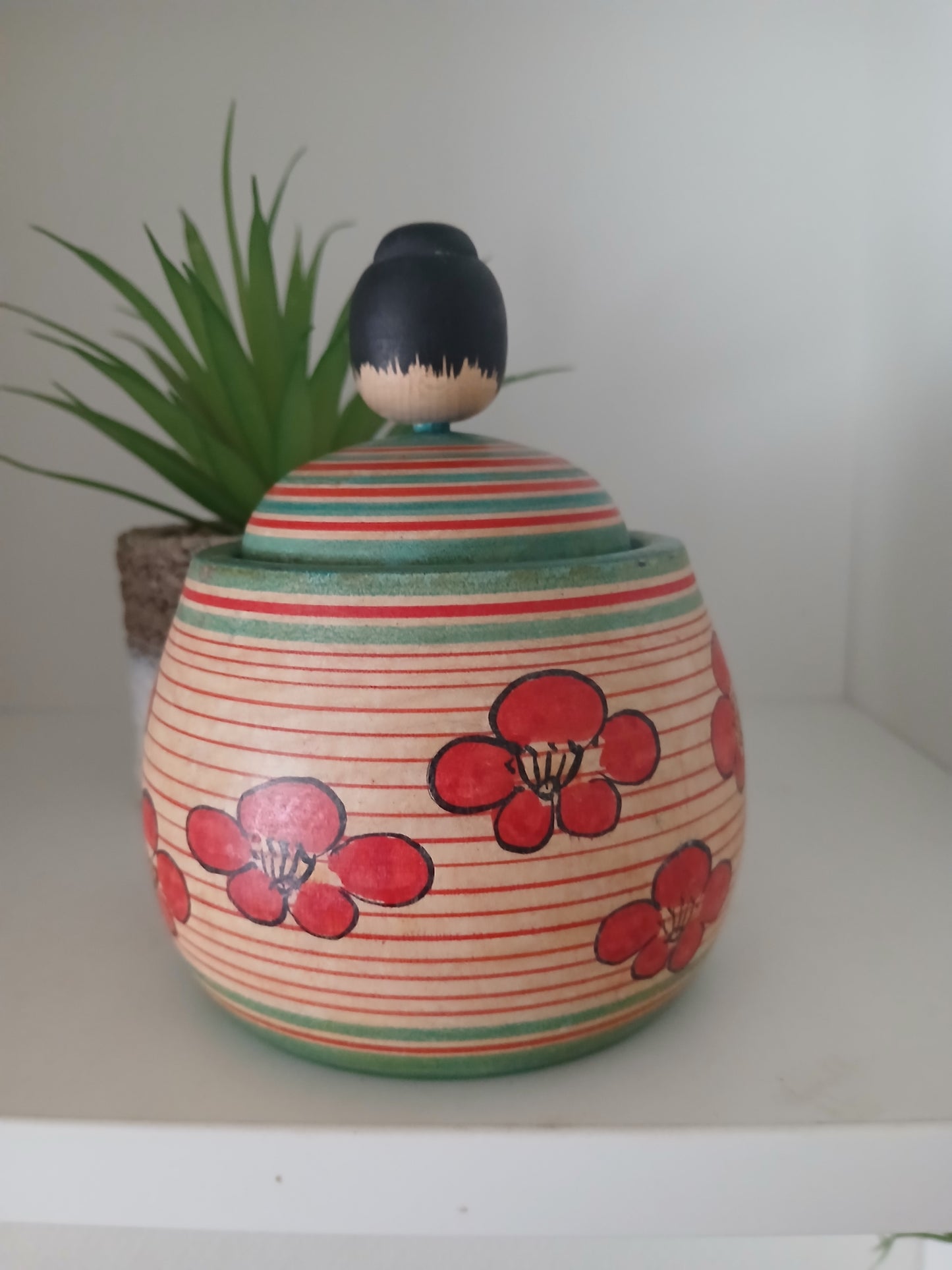 Beautiful vintage Ejiko kokeshi with container