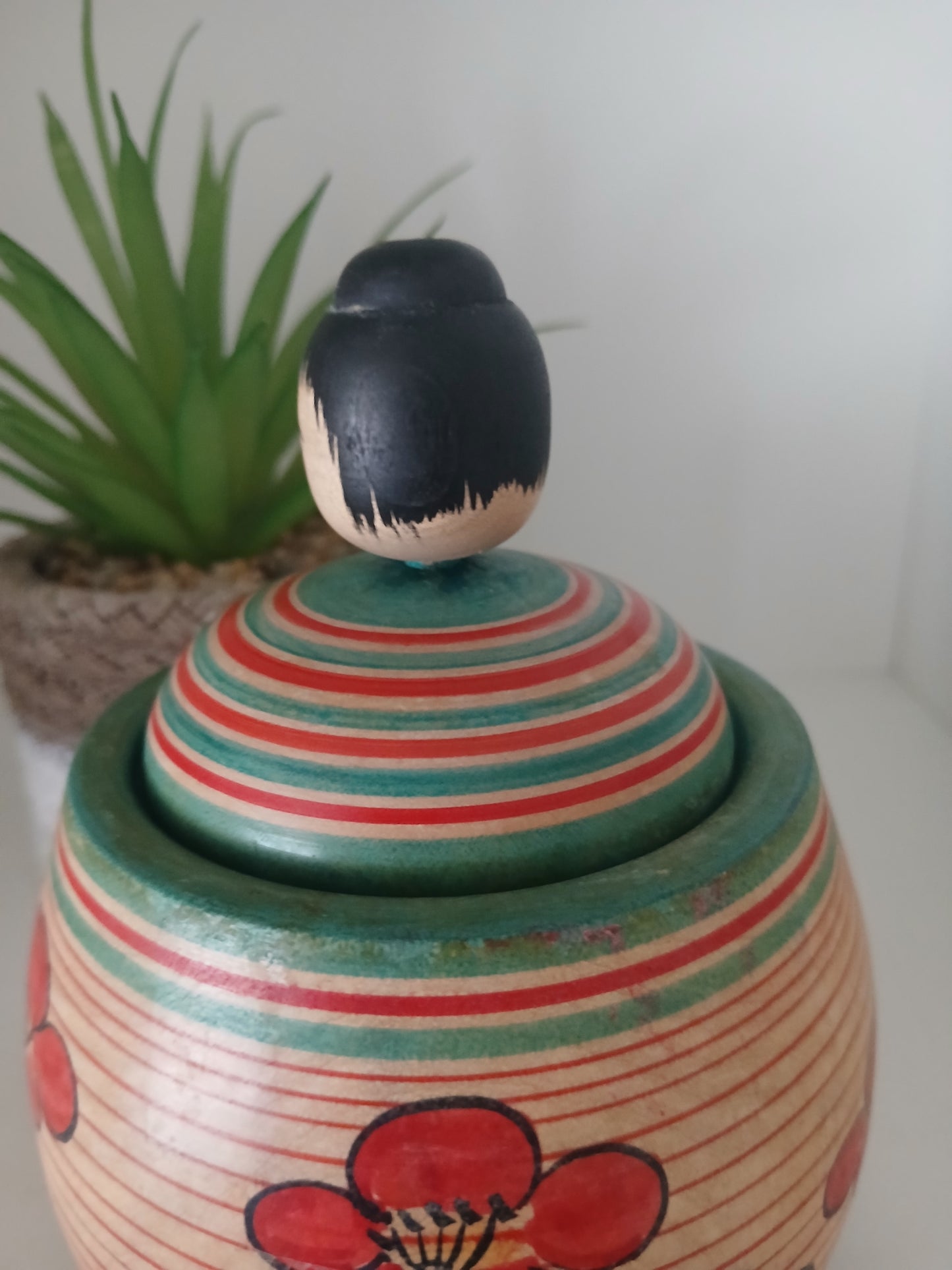 Beautiful vintage Ejiko kokeshi with container