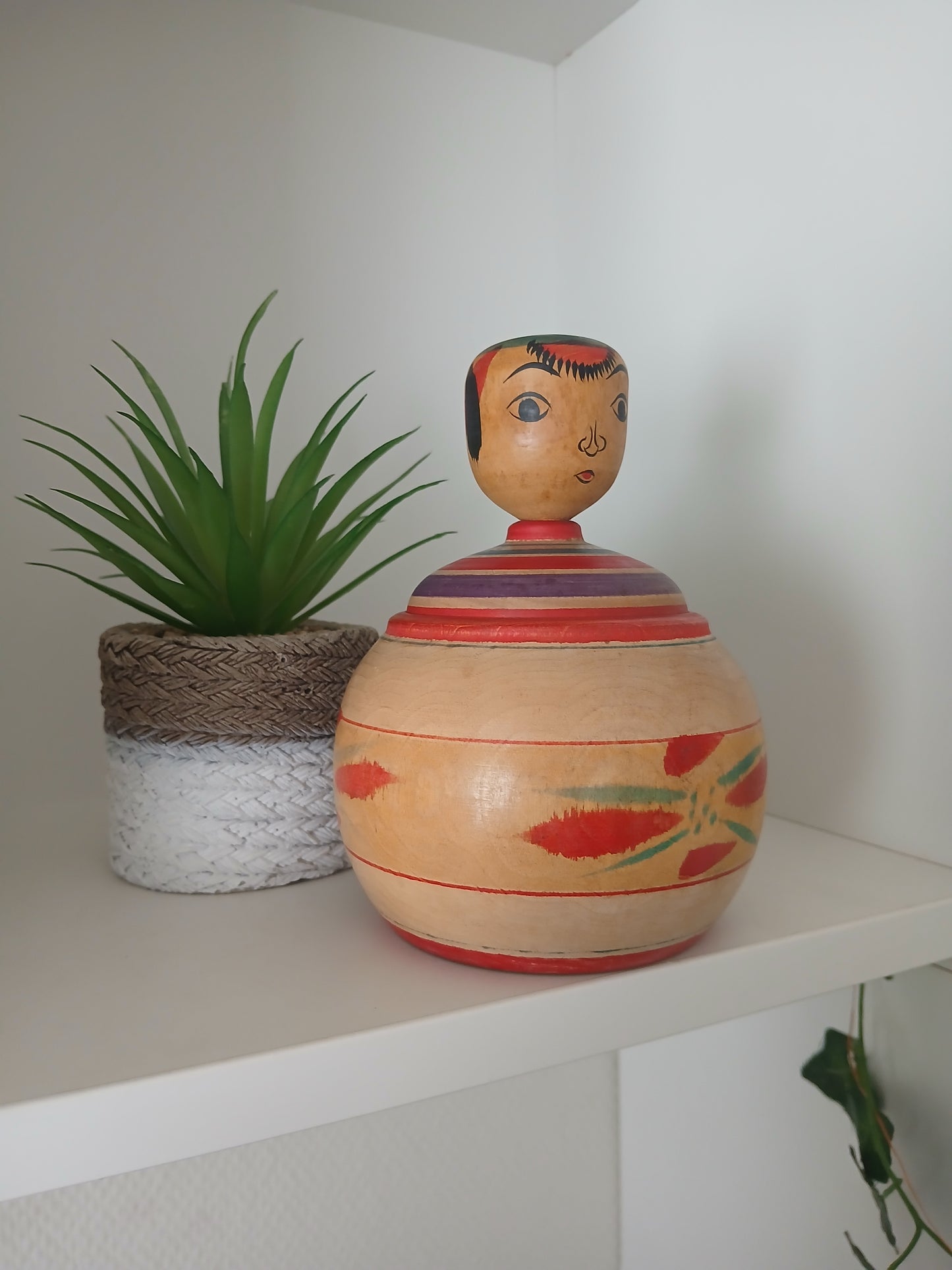 Vintage Ejiko kokeshi from the Nakanosawa strain by Fukuchi Yoshio - With container