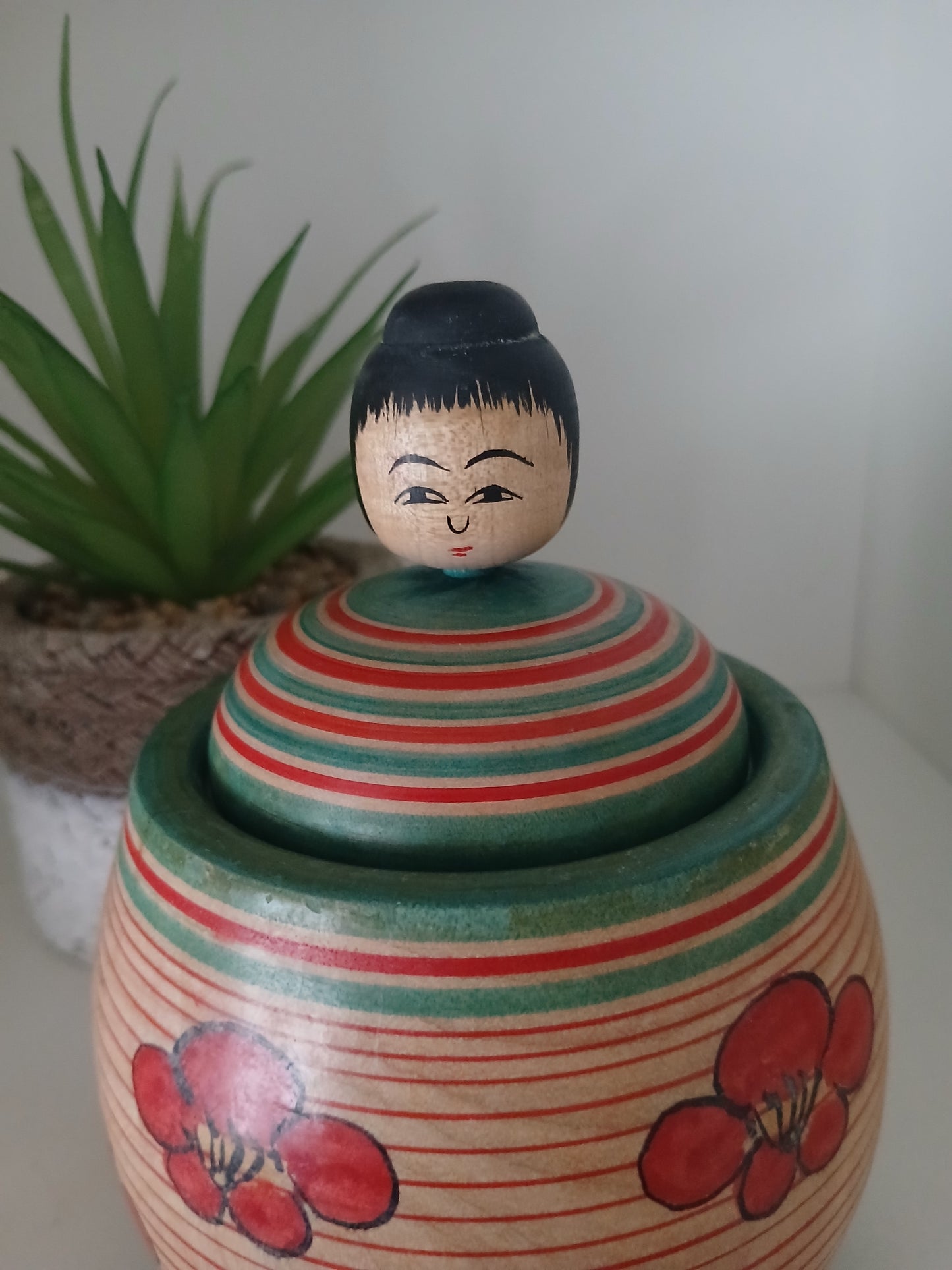 Beautiful vintage Ejiko kokeshi with container