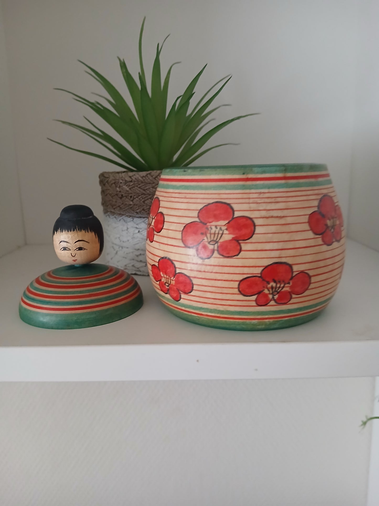 Beautiful vintage Ejiko kokeshi with container