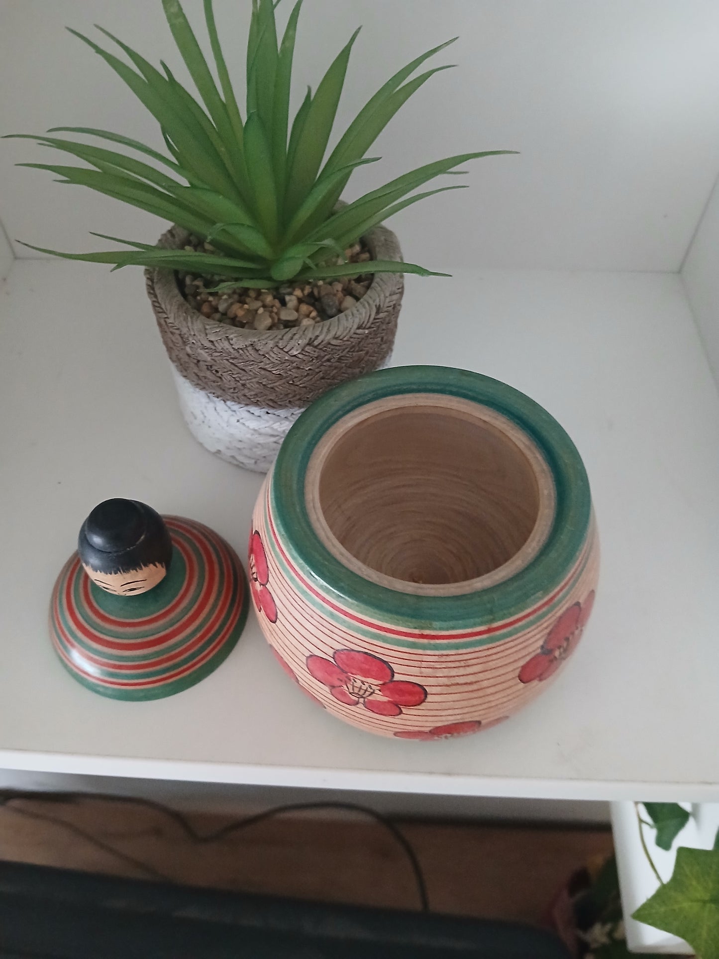 Beautiful vintage Ejiko kokeshi with container