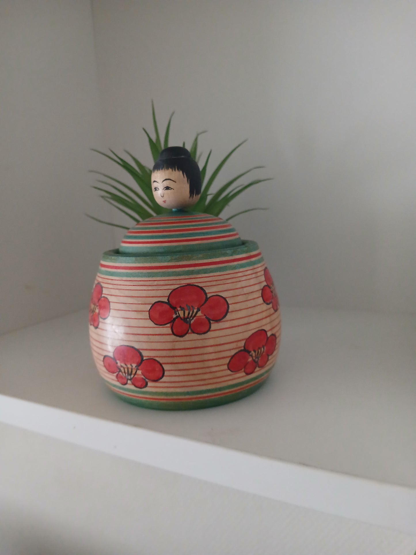 Beautiful vintage Ejiko kokeshi with container