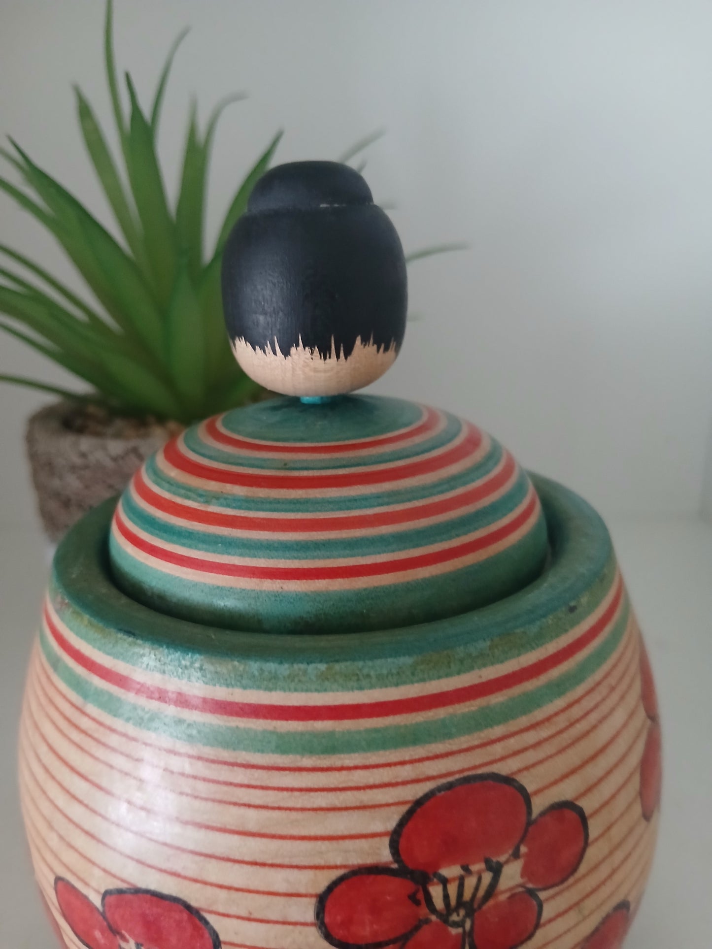 Beautiful vintage Ejiko kokeshi with container