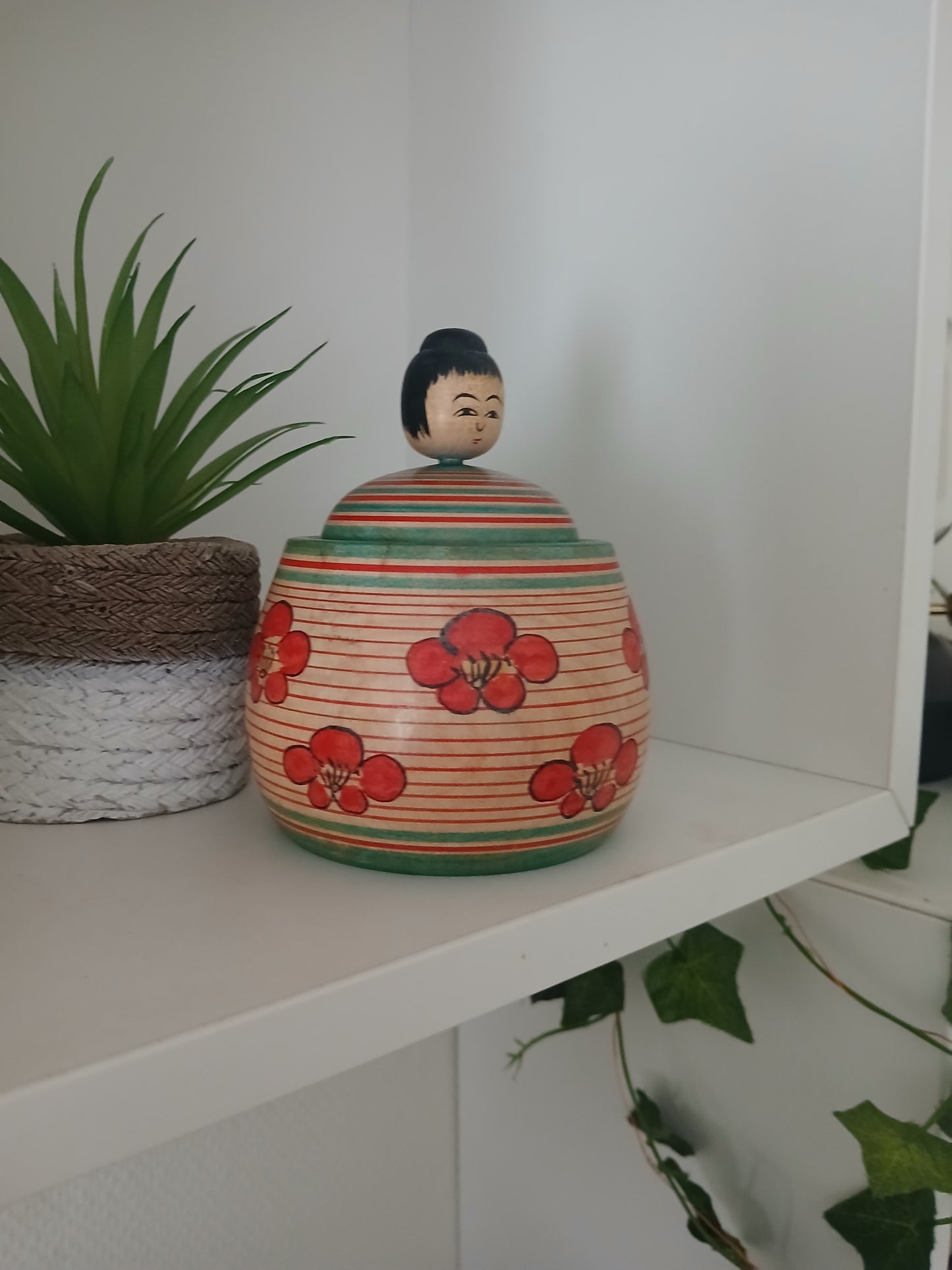 Beautiful vintage Ejiko kokeshi with container