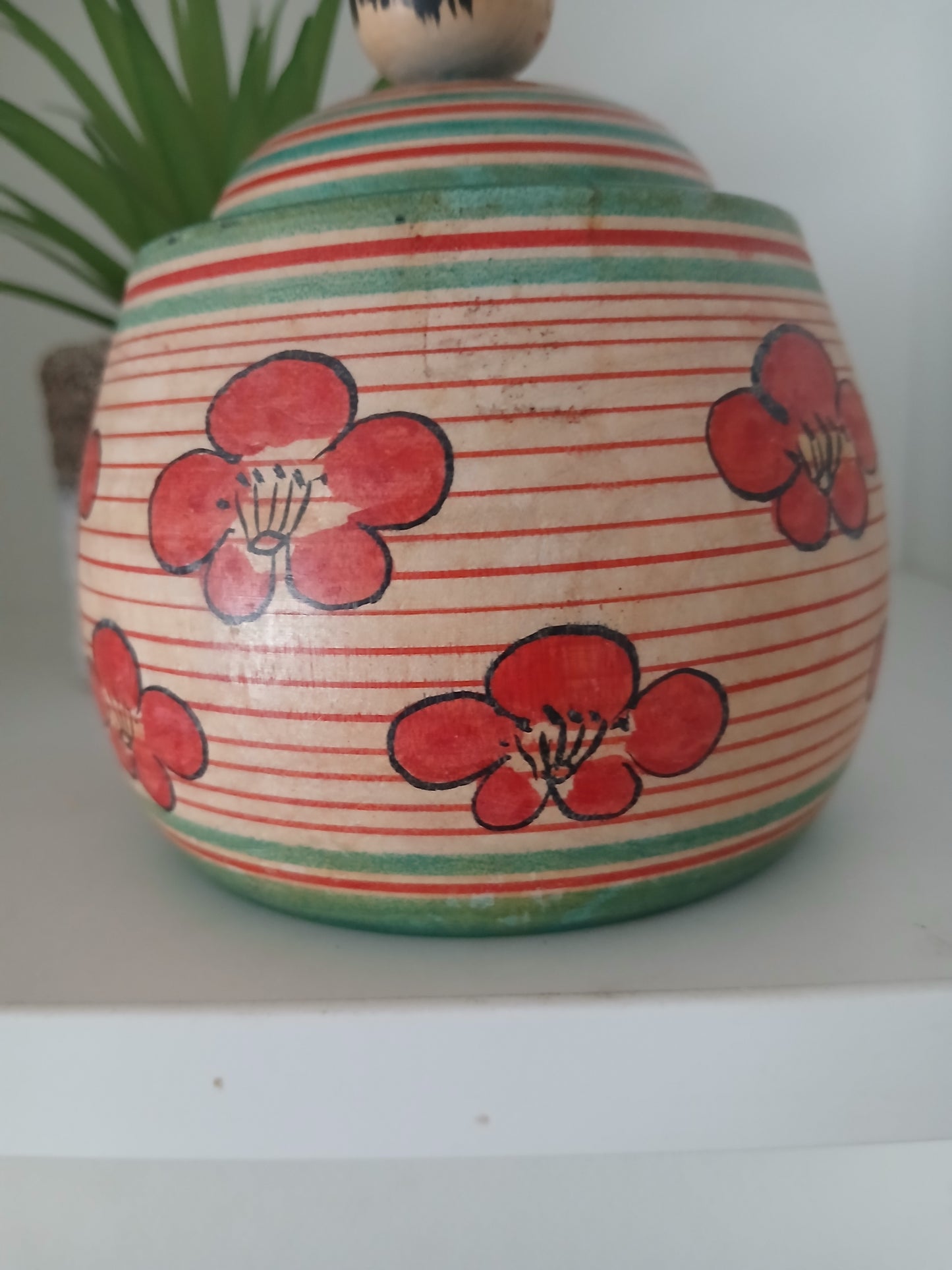 Beautiful vintage Ejiko kokeshi with container