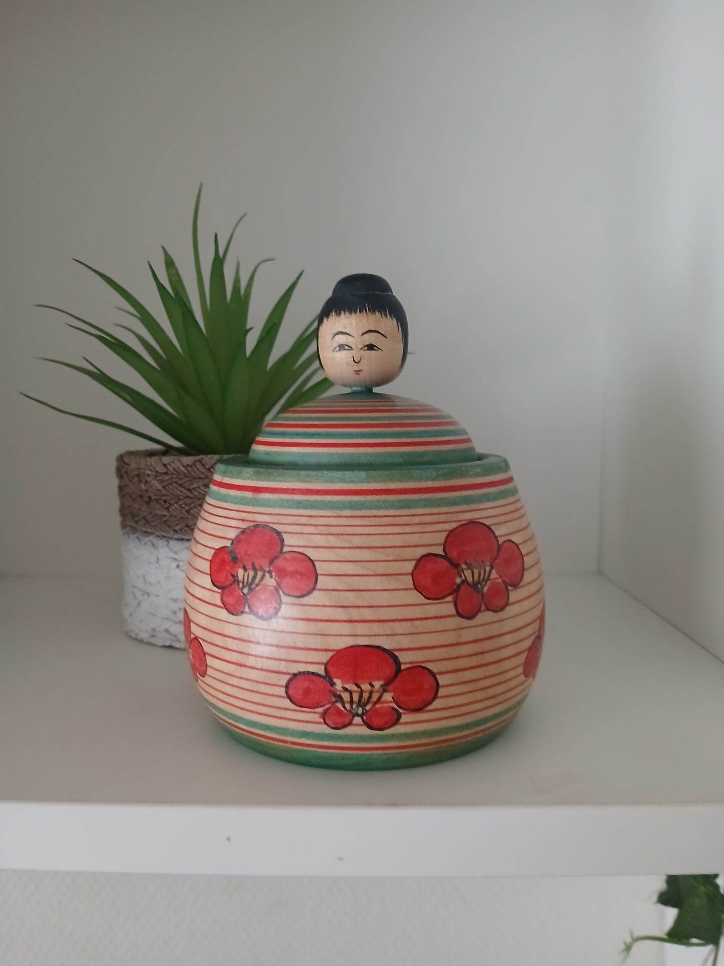 Beautiful vintage Ejiko kokeshi with container