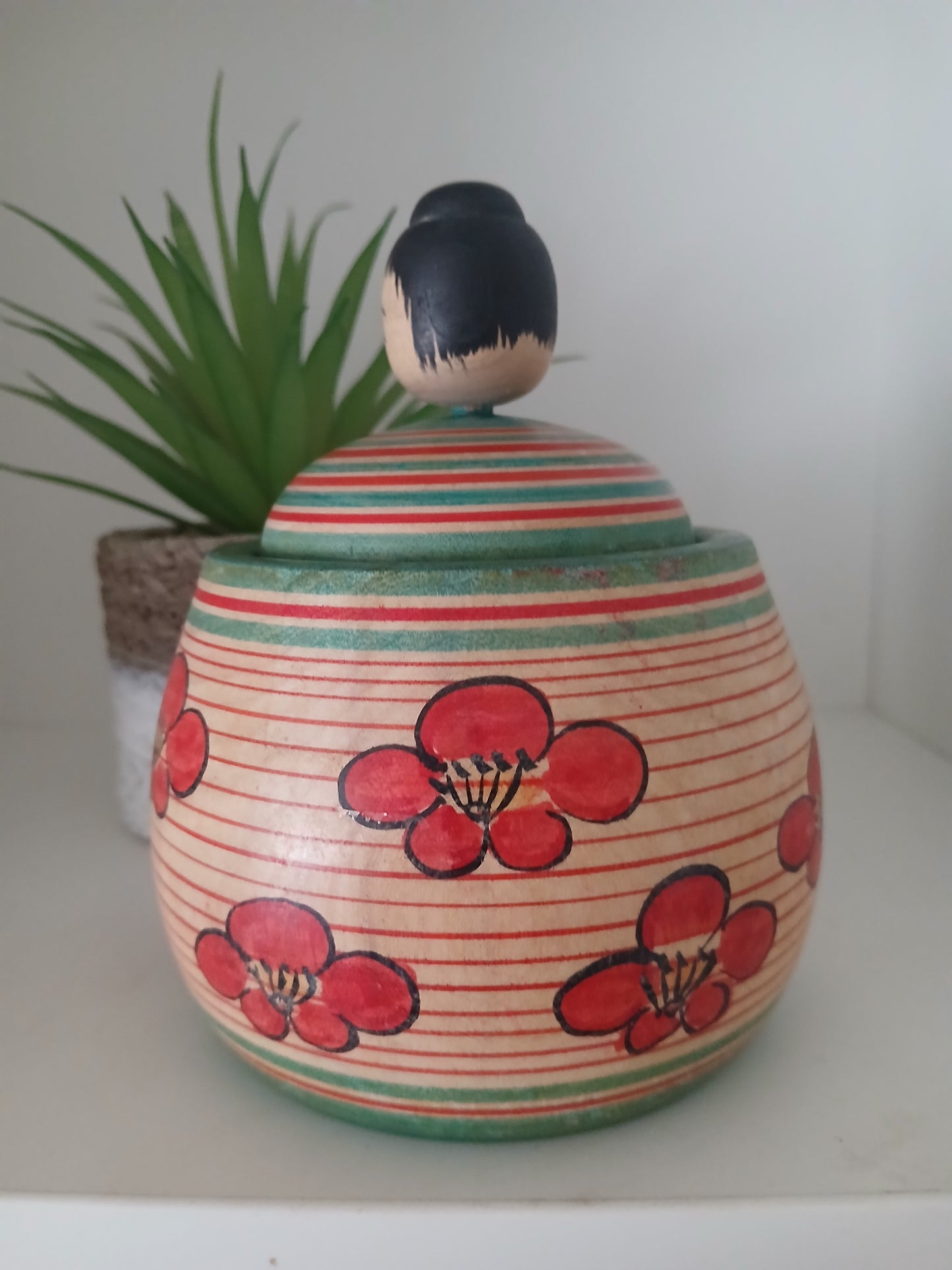 Beautiful vintage Ejiko kokeshi with container